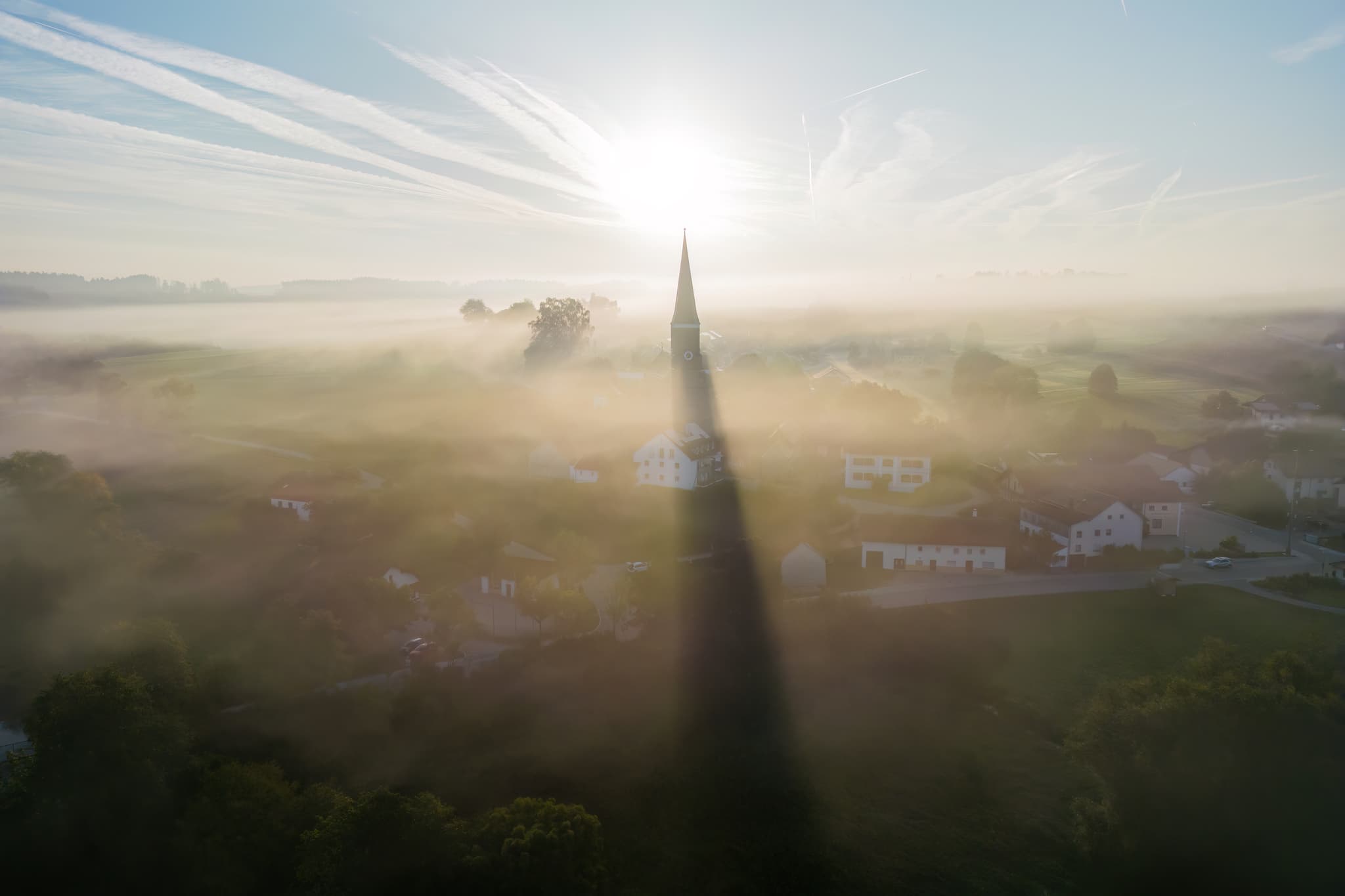 Luftbild von Hirschhorn in Wurmannsquick, Landkreis Rottal-Inn, Niederbayern, Deutschland. Dorf und Kirche im Morgennebel. Sonnenaufgang im Herbst im Holzland.