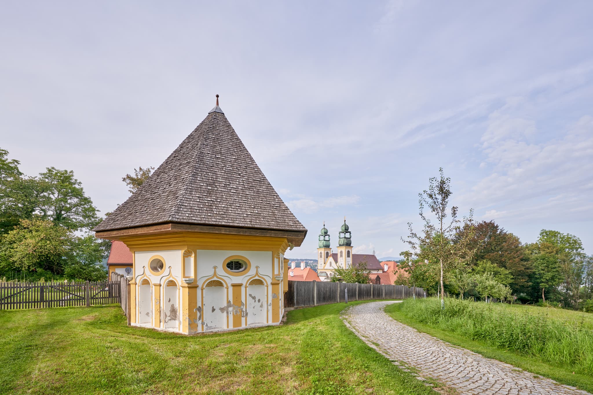 Die Marienkapelle in Innstadt bei Passau, Niederbayern, besticht durch ihre historische Architektur. Ein eindrucksvolles Bauwerk bei Mariahilf