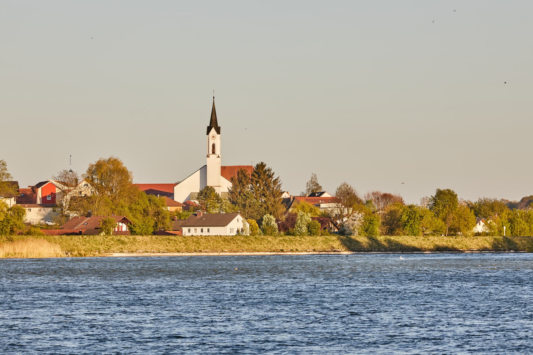 Aussicht auf Dornitzen am Inn bei Marktl am Inn in Oberbayern, Inn-Salzach, Deutschland. Regionale Sehenswürdigkeiten und schöne Naturlandschaft.