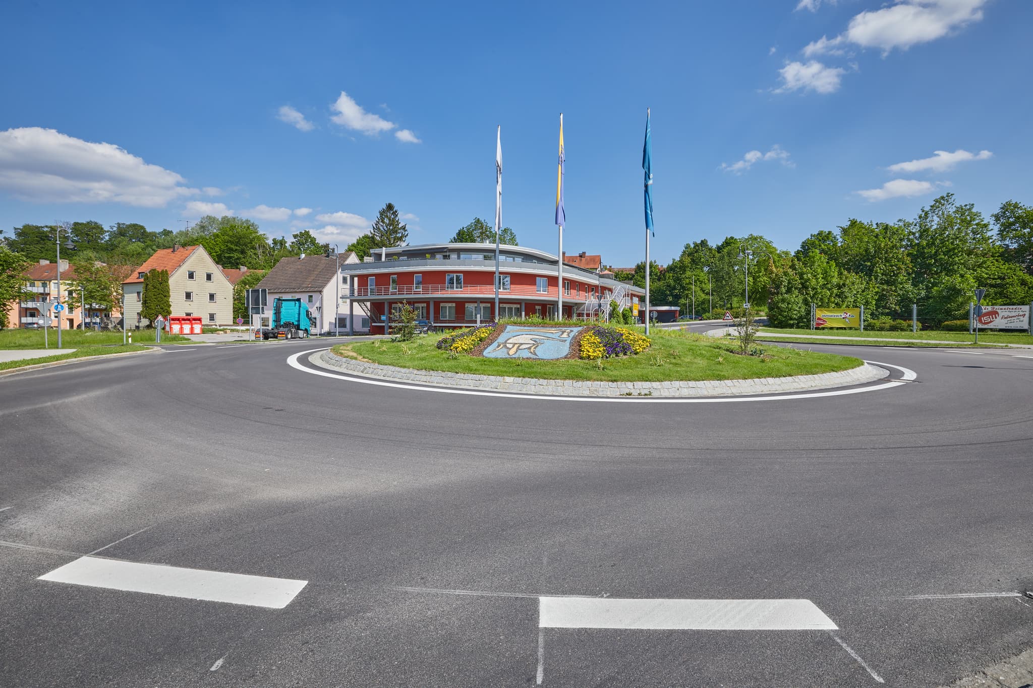 Kreisverkehr an der Alzbrücke, Ströber in Burgkirchen, Landkreis Altötting, Oberbayern. Von hier gehts nach Emmerting, Burghausen, obere Terrasse, Holzen.
