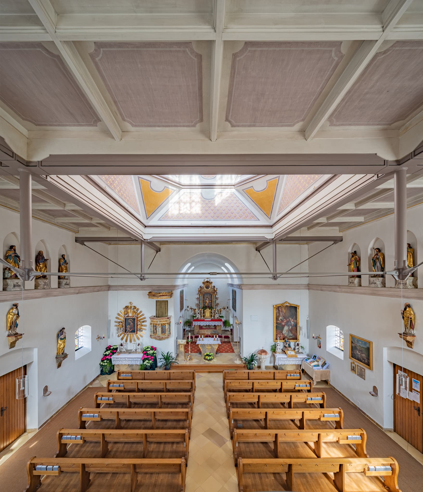 Innenansicht der Kirche St. Maria Loreto in Ramsau bei Reichertsheim, Landkreis Mühldorf am Inn, Oberbayern. Einladendes Kirchenschiff mit Altarraum.