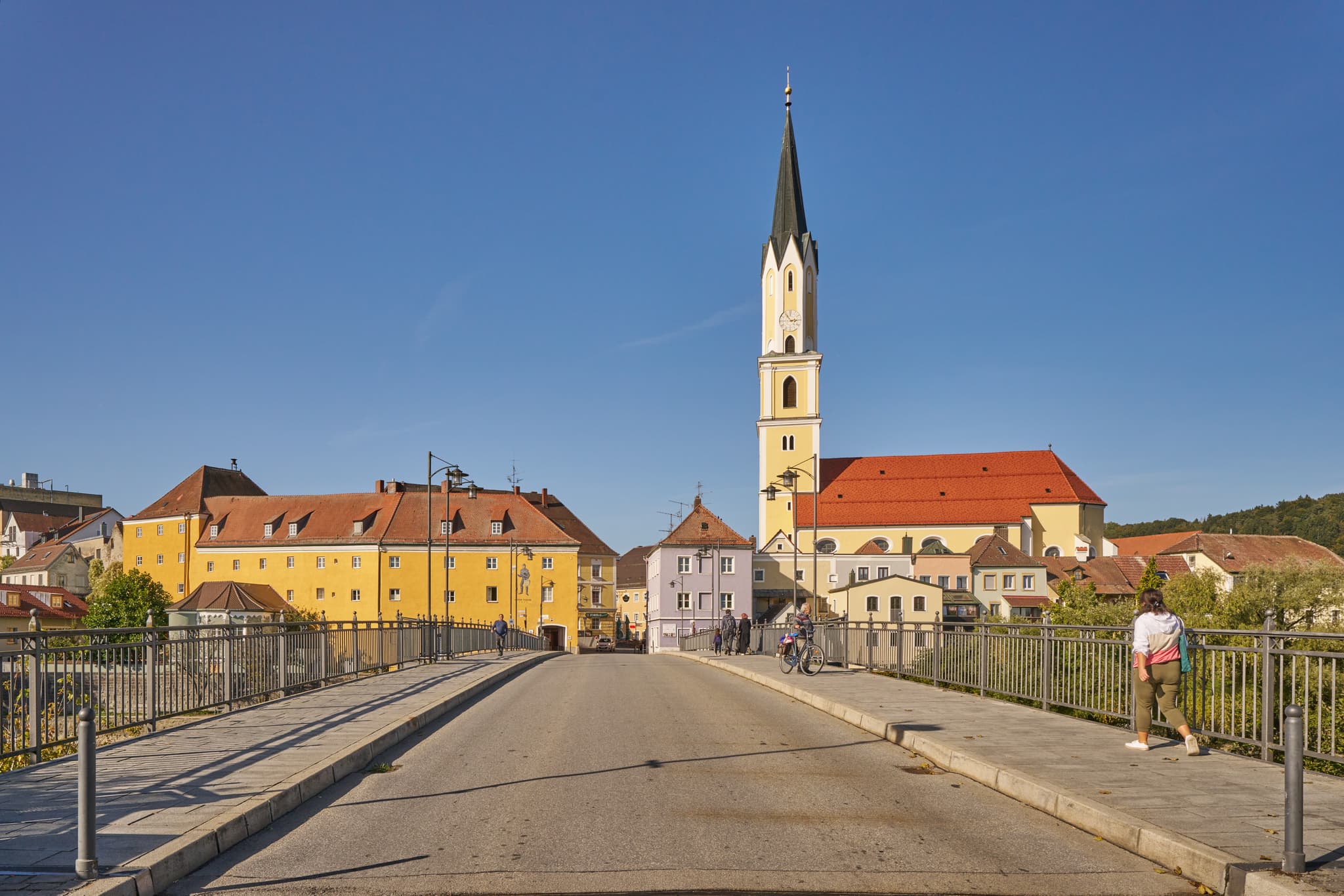 Vilshofen an der Vils, Niederbayern, Landkreis Passau. Historische Stadtansicht mit markanter Kirche und Gebäuden, eingebettet im Donau-Wald, Deutschland.