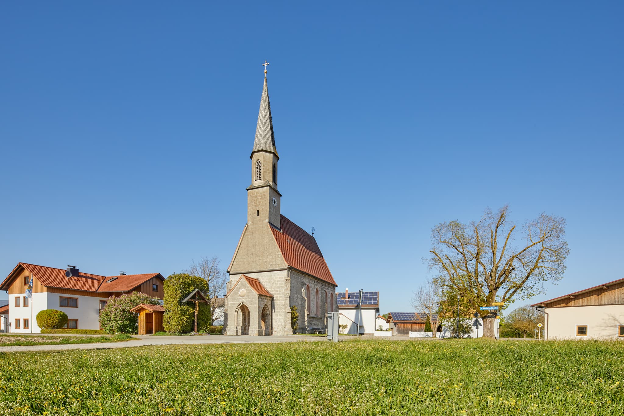 Filialkirche Sankt Nikolaus in Neuhofen, Gemeinde Haiming, Landkreis Altötting, Historische Kirche mit beeindruckendem Turm in ländlicher Umgebung.
