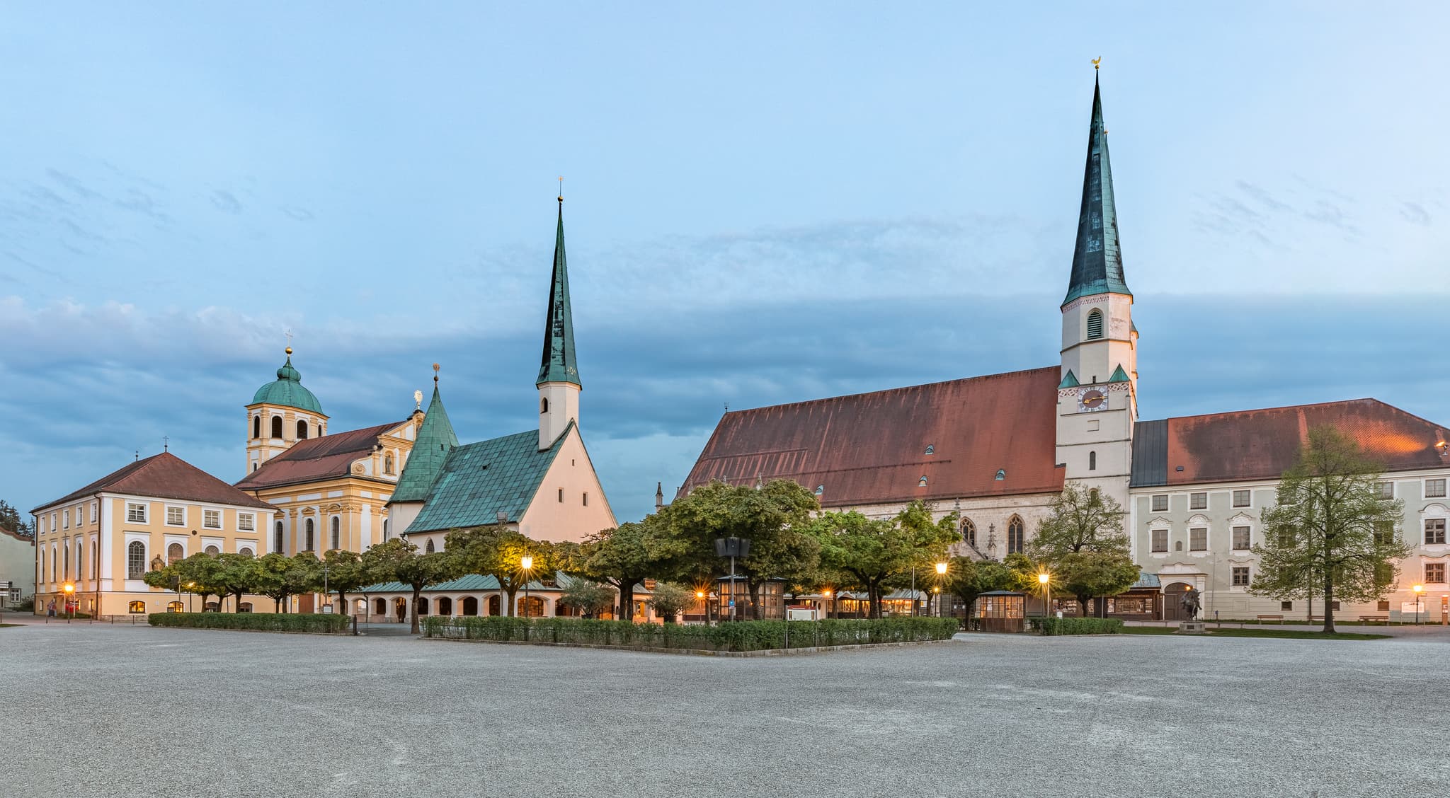 Kapellplatz in Altötting, Hauptgemeinde im Landkreis Altötting, Oberbayern. Zentraler Platz der Inn-Salzach-Region, Deutschland mit prägenden Gebäuden.