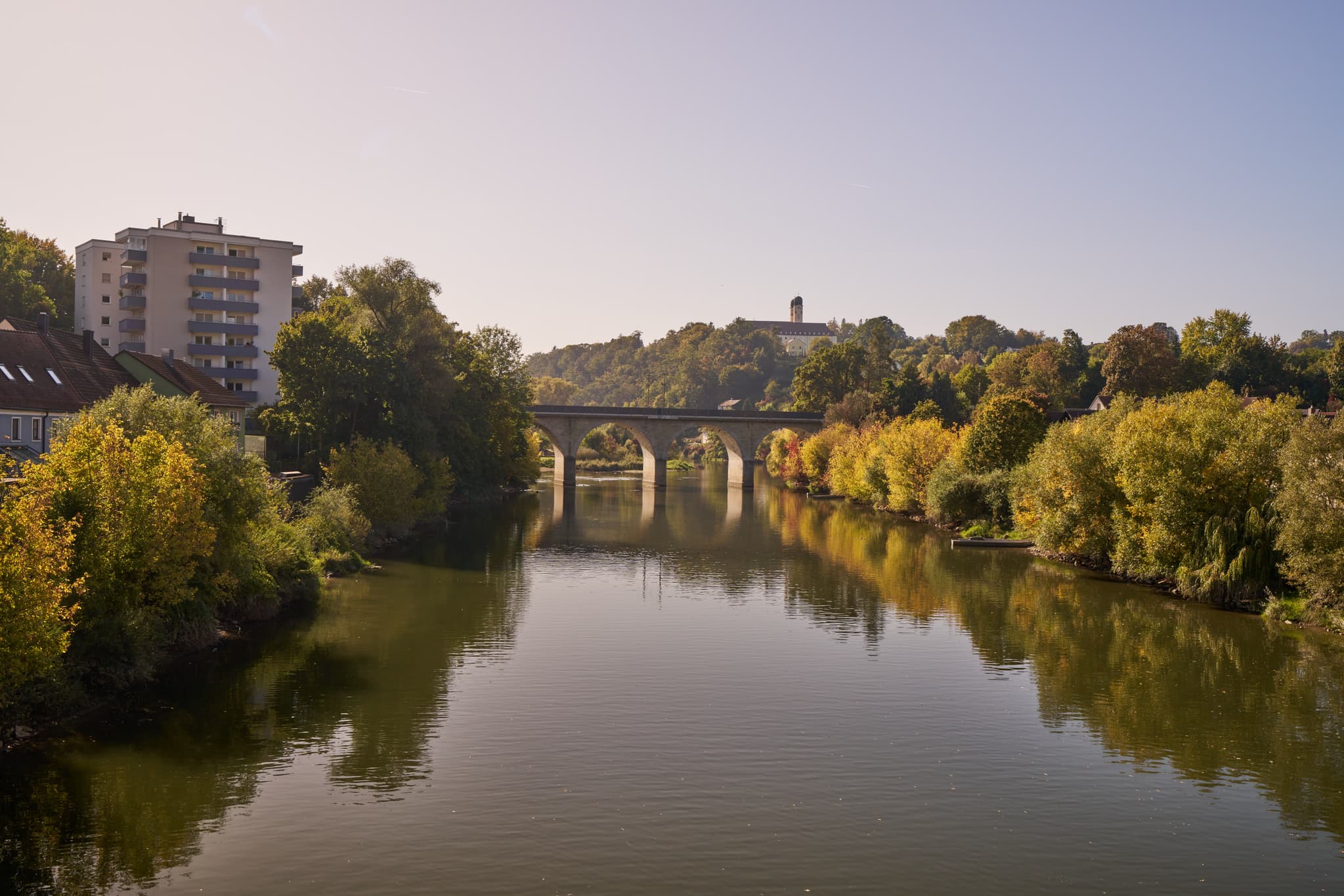 Blick auf Vils in Vilshofen, Landkreis Passau, Niederbayern. Flusslandschaft mit Brücke, Gebäuden und bewaldeten Ufern in der Region Donau-Wald, Deutschland.