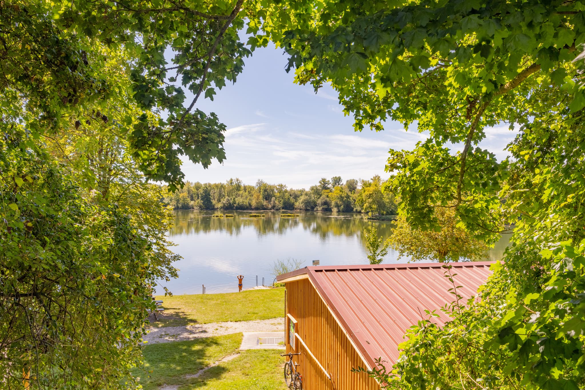 Idyllischer Waldsee Lago Sommer nahe Kirchdorf am Inn, Rottal-Inn, Niederbayern. Einladender Badesee im Bäderdreieck, Deutschland, umgeben von grüner Natur.