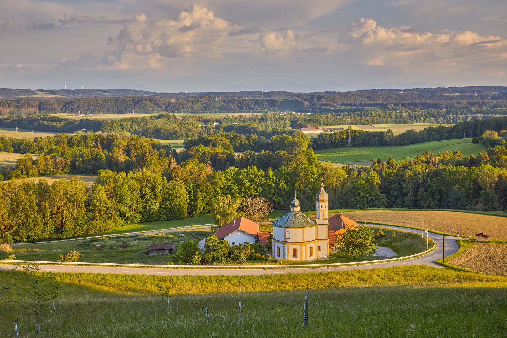 Rundkirche St.Peter Peterskirche auf Berg Aussicht nahe Gars am Inn. Hügelige Landschaft mit Wäldern, Feldern. Mühldorf am Inn, Oberbayern, Inn-Salzach.