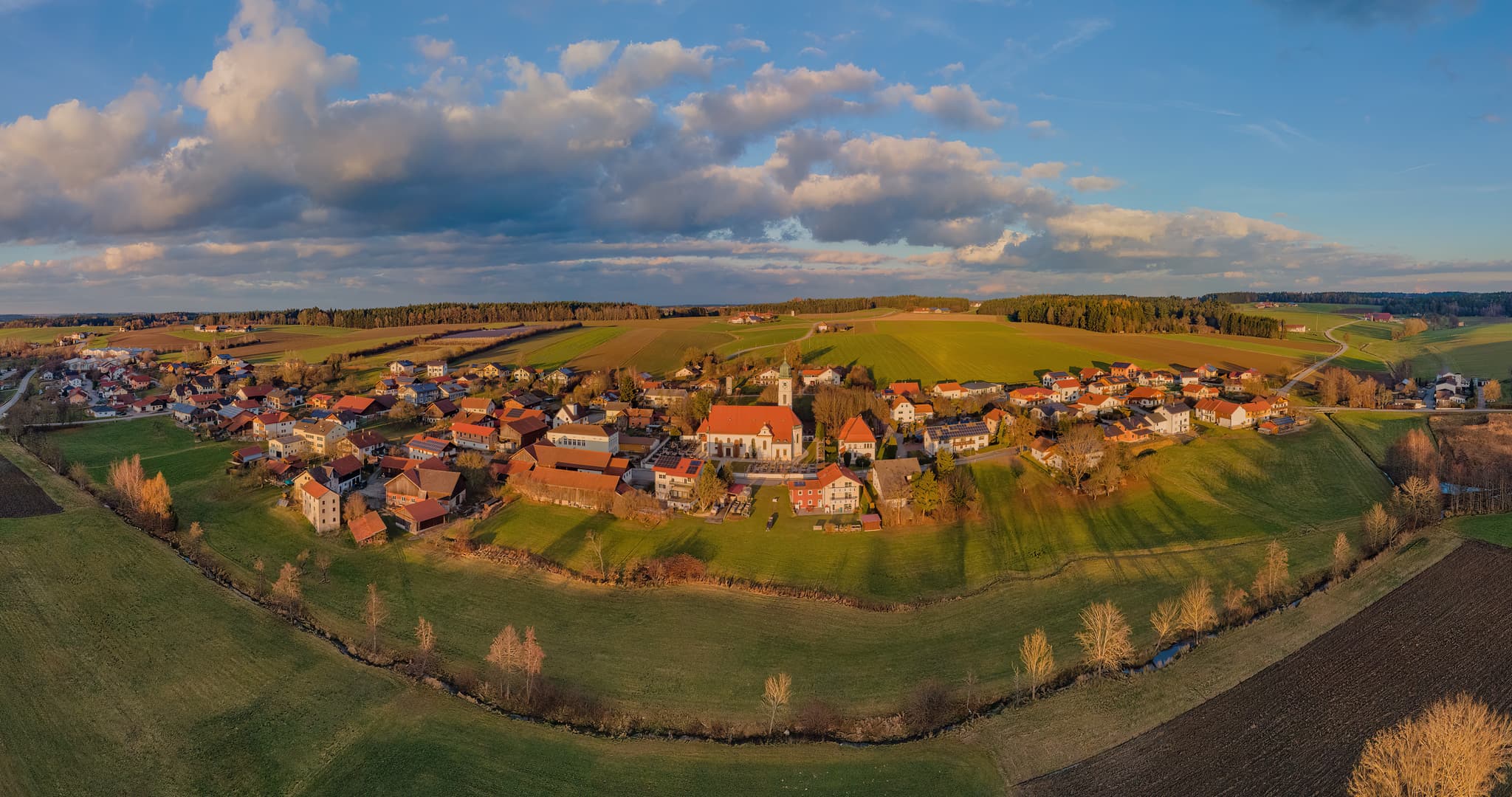 Luftbild-Panorama auf Ulbering, Wittibreut, Landkreis Rottal-Inn, Niederbayern. Das Dorf im Holzland, zeigt H‰user, Kirche, Felder und Wiesen.