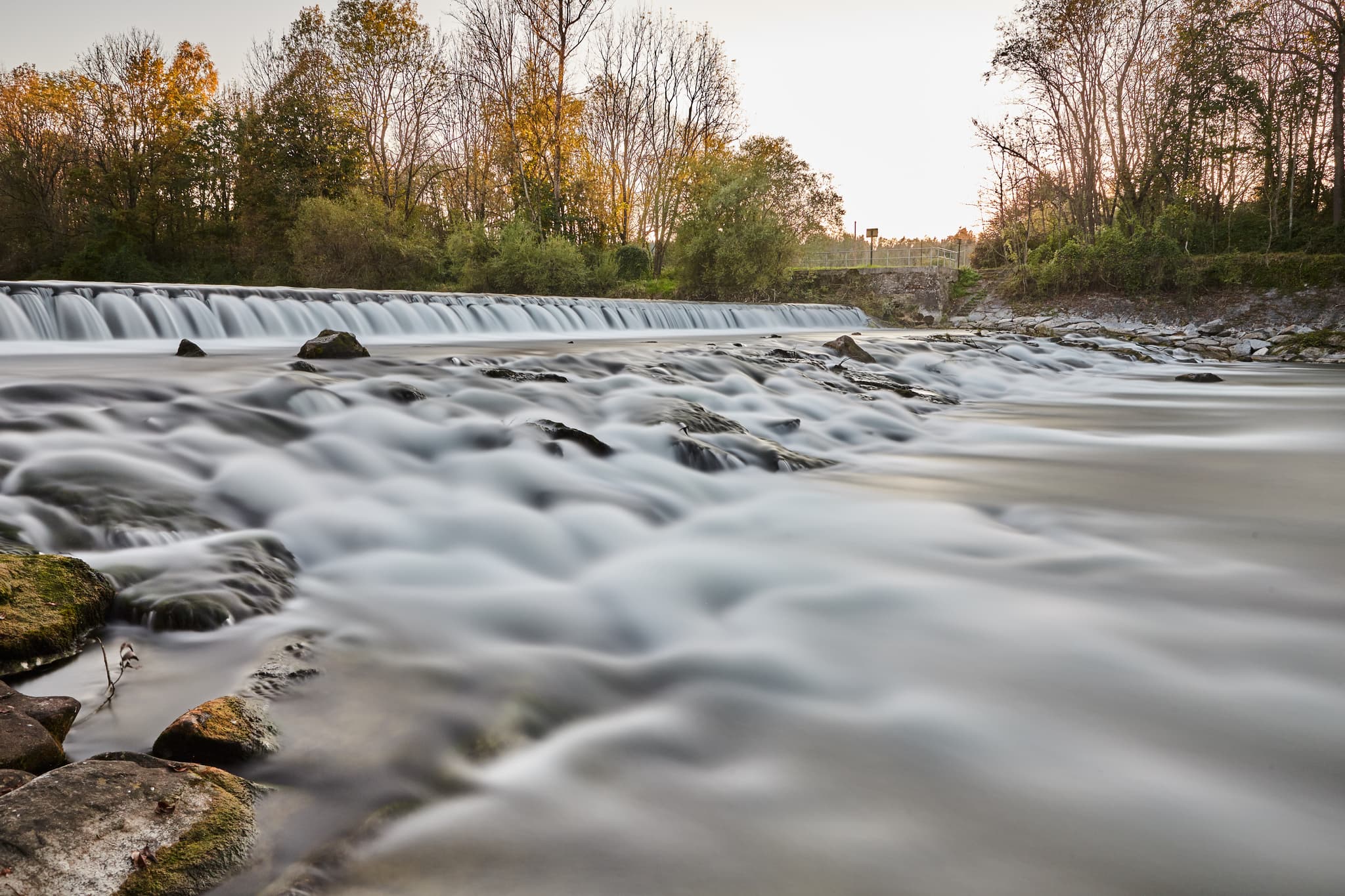 Oberer Wasserfall an der Alz in Garching, Landkreis Altötting, Oberbayern, Deutschland. Die Flusslandschaft der Region Inn-Salzach zeigt fließendes Wasser.