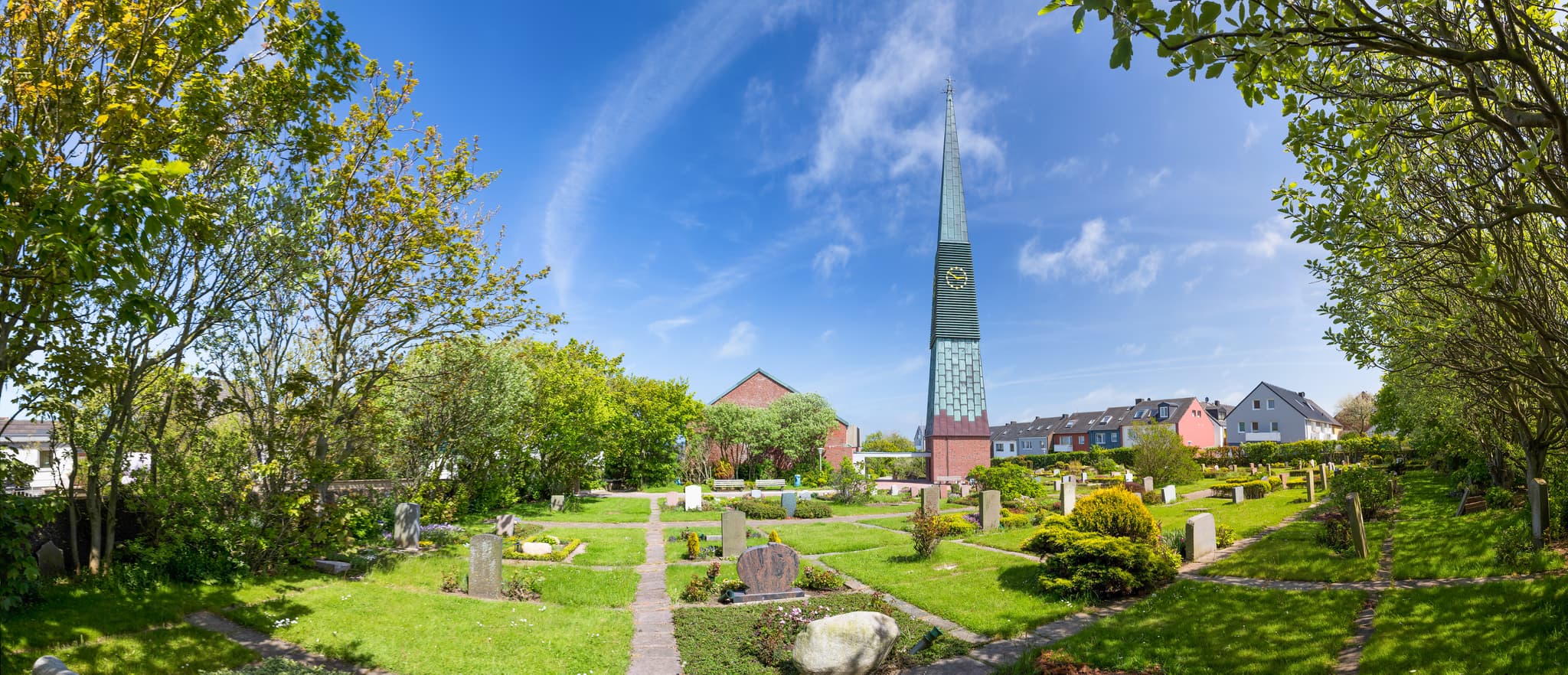 Kirchen-Panorama von Helgoland, Landkreis Pinneberg, Schleswig-Holstein, Deutschland. Motiv ist die Kirche, der Friedhof und die umgebende Nordseeküste.