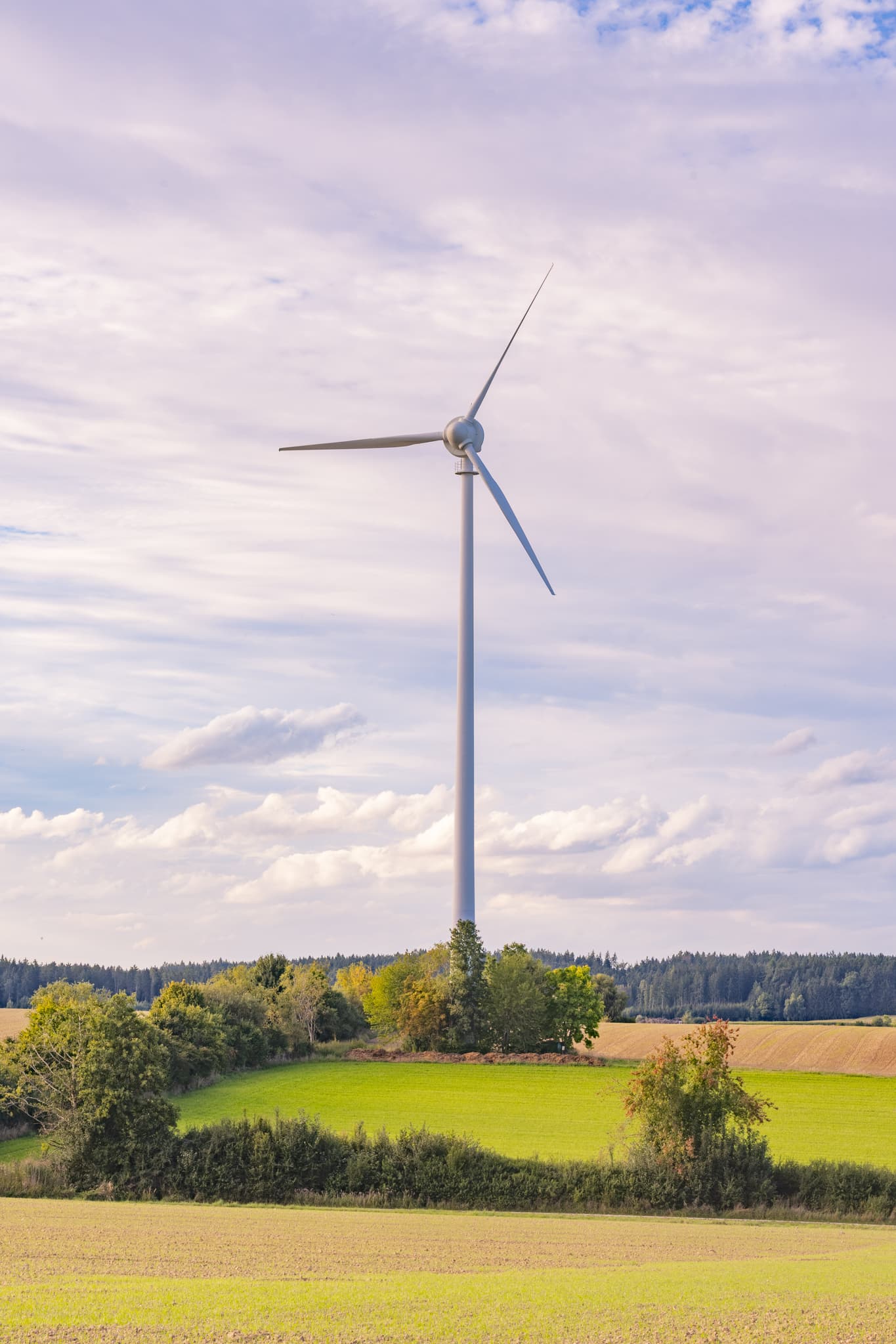 Windrad des Windparks Dirnaich, Gangkofen im Landkreis Rottal-Inn, Niederbayern. Felder und Hügel im Holzland, Deutschland.