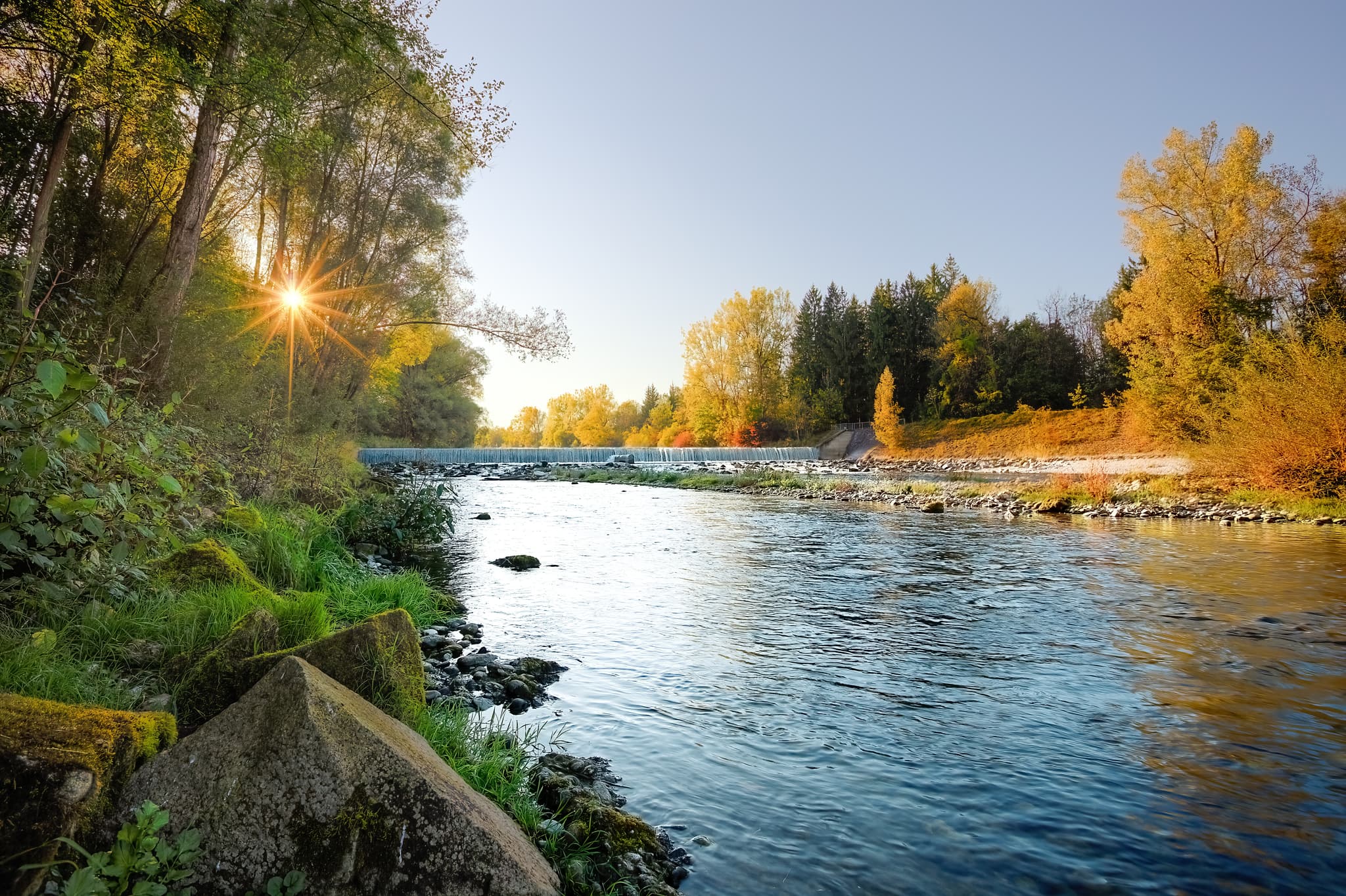 Sonniger Blick auf den unteren Wasserfall der Alz bei Garching. Die malerische Landschaft in Altötting, Oberbayern, Teil der Inn-Salzach Region in Deutschland.
