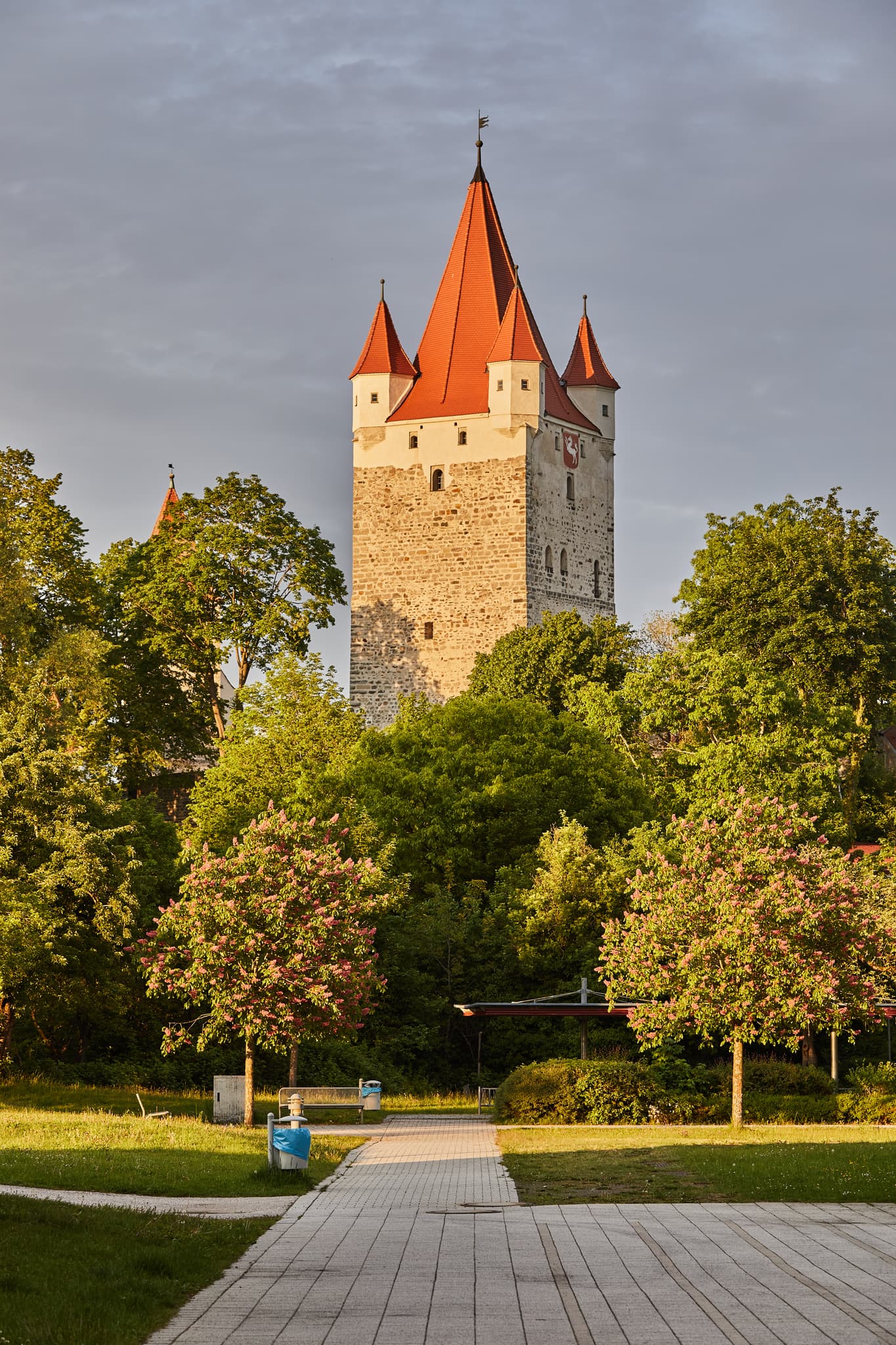 Markanter Schlossturm in Haag, Landkreis Mühldorf am Inn, Oberbayern. Historischer Burgturm in der Region Inn-Salzach, Deutschland, von Grün umgeben.