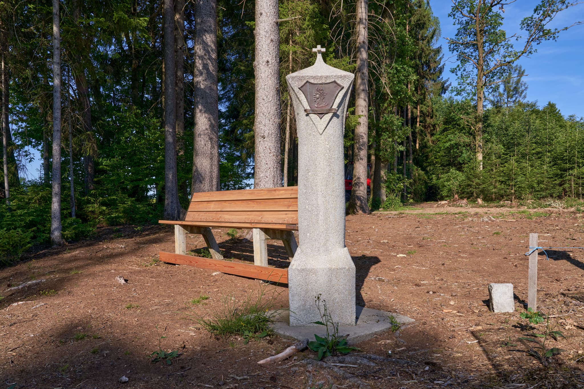 Bild zeigt einen Diozesangrenzstein des Bistums Freising, Rregensburg, Passau, Salzburg in Ramprecht, Massing, Rottal-Inn, Niederbayern, Holzland, Deutschland.