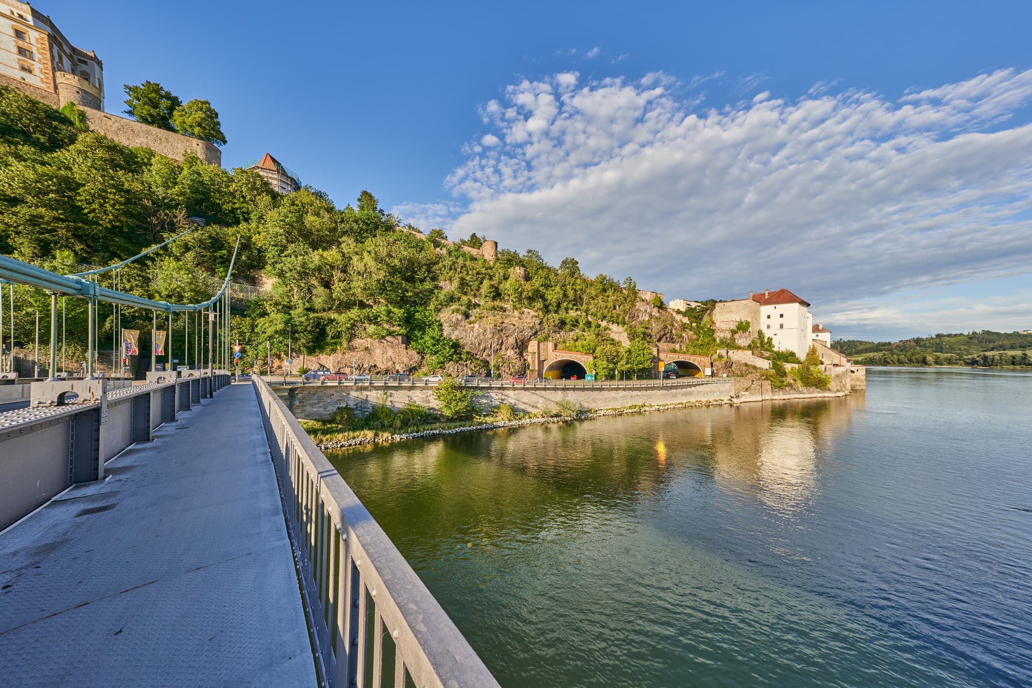 Die Prinzregent-Luitpold-Brücke in Passau, Niederbayern, bietet einen atemberaubenden Blick auf die Dreiflüssestadt an der Donau. Bayern, Deutschland.