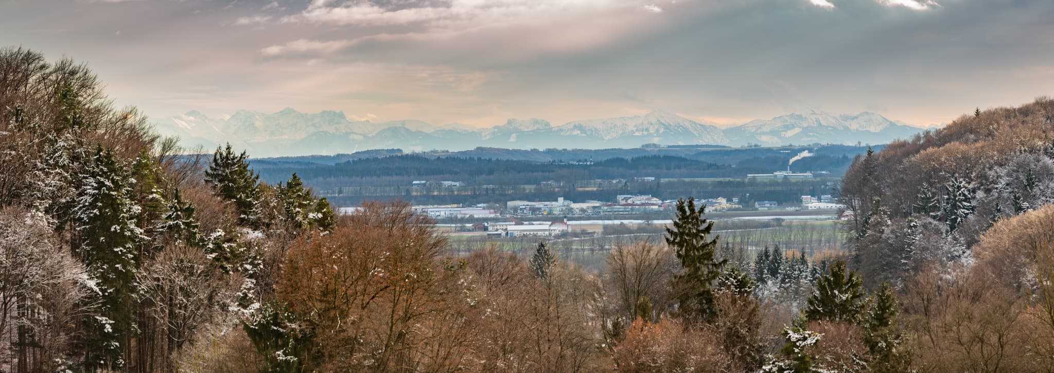 Blick von Friesing Aussicht auf Winterlandschaft nahe Reischach, Landkreis Altötting, Oberbayern. Weite Szenerie über Inn-Salzach Region in Deutschland.