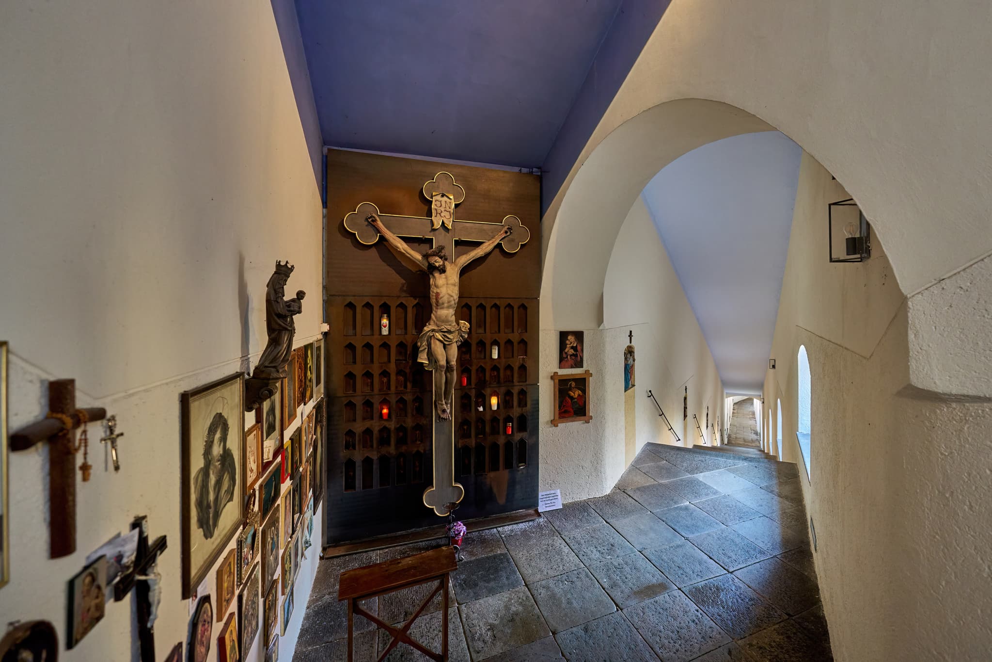 Wallfahrtskirche Mariahilf in Innstadt, Landkreis Passau, Niederbayern, Bayern. Eindrucksvolle Wallfahrerstiege mit Kreuzwegstationen. Region Inn-Salzach.