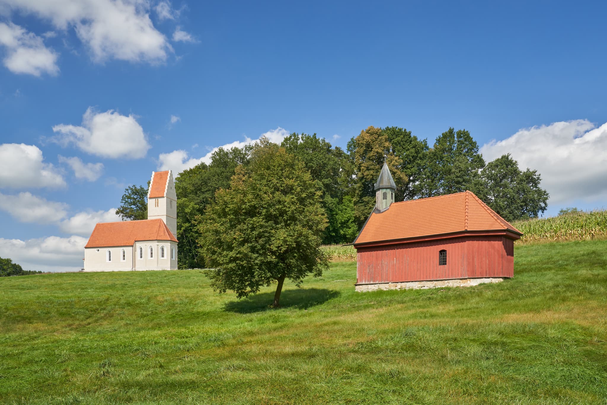 Sigrün Kirche und Corona Kapelle in Pleiskirchen, Altötting, Oberbayern, Inn-Salzach, Bayern, Deutschland. Historische Kirchengebäude in ländlicher Umgebung.