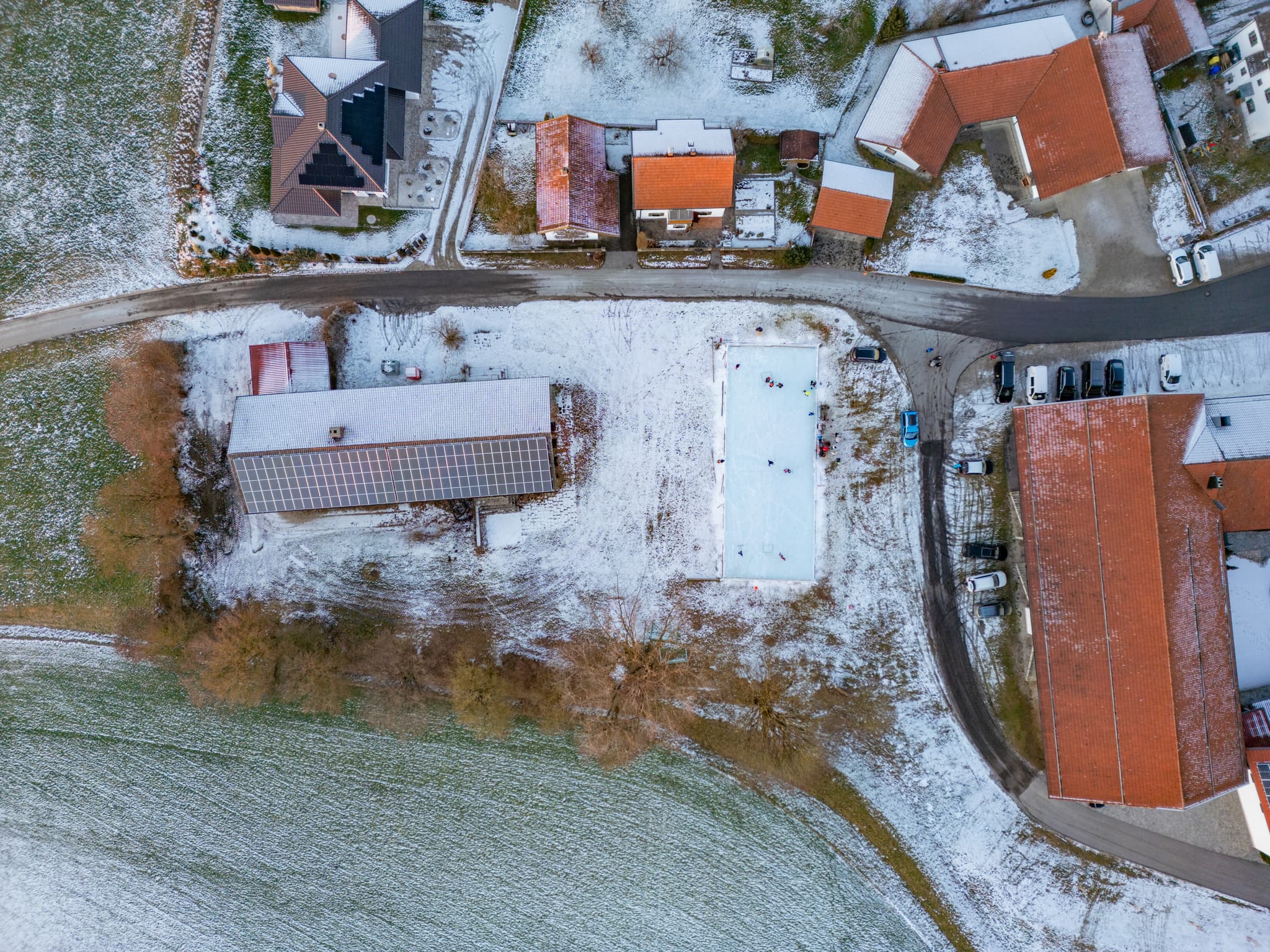 Luftaufnahme der Eisarena in Arbing, Reischach, Landkreis Altötting, Oberbayern, Deutschland, Region Inn-Salzach. Winterliche Landschaft mit Schnee.