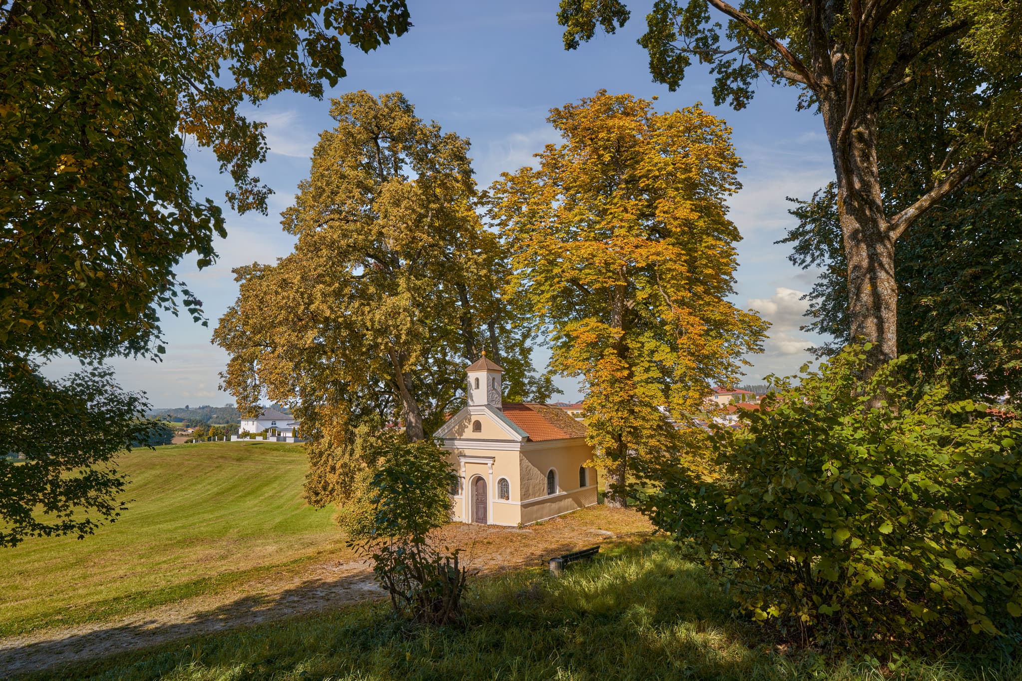 Idyllische Bräukapelle in Bad Griesbach im Rottal, Landkreis Passau, Niederbayern, Deutschland. Herbstliche Farben umgeben das historische Gebäude.