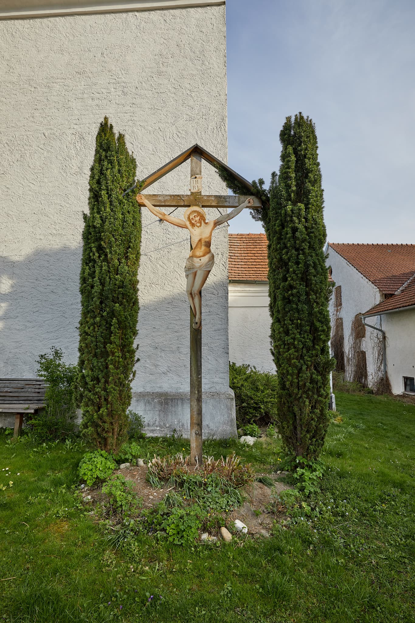 Detailansicht Kruzifix Christusfigur vor Kirche in Ecking, Ortsteil Reischach. Motiv aus Landkreis Altötting, Region Inn-Salzach, Oberbayern, Deutschland.