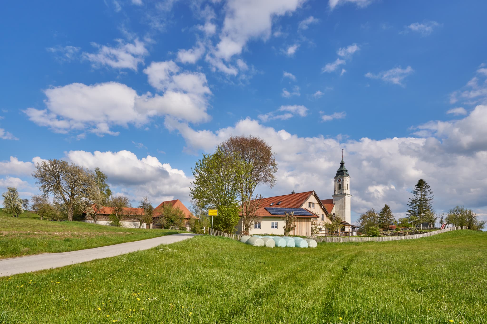 Idyllische Frühlingslandschaft mit Blick auf St. Wolfgang in Bad Griebsach, Landkreis Passau, Niederbayern. Malerische Szene.