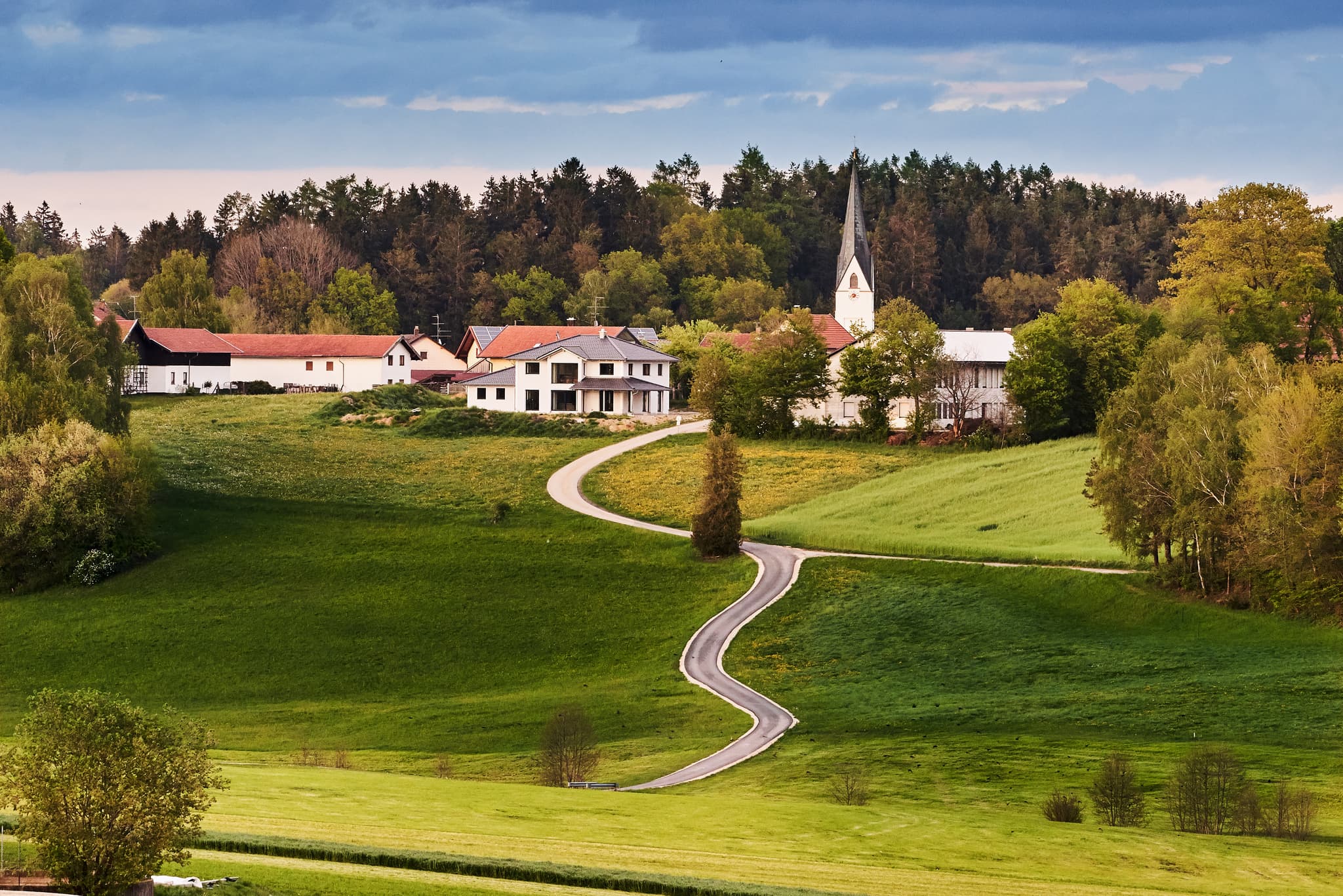 Arbing, Gemeinde Reischach im Landkreis Altötting, Oberbayern, Deutschland. Die Aufnahme zeigt die typische ländliche Architektur und die grüne Hügellandschaft.