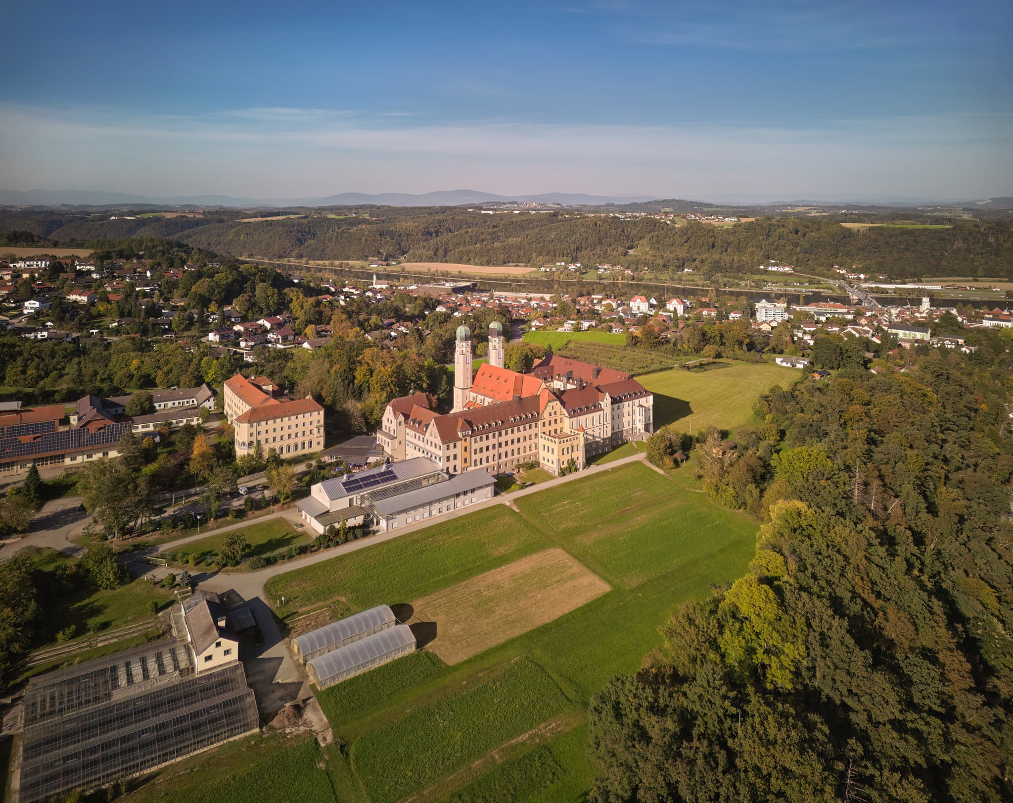 Luftansicht Abtei Kloster Schweiklberg, Vilshofen, Landkreis Passau, Niederbayern. Teil der Donau-Wald Region, umgeben von Wald und Feldern.