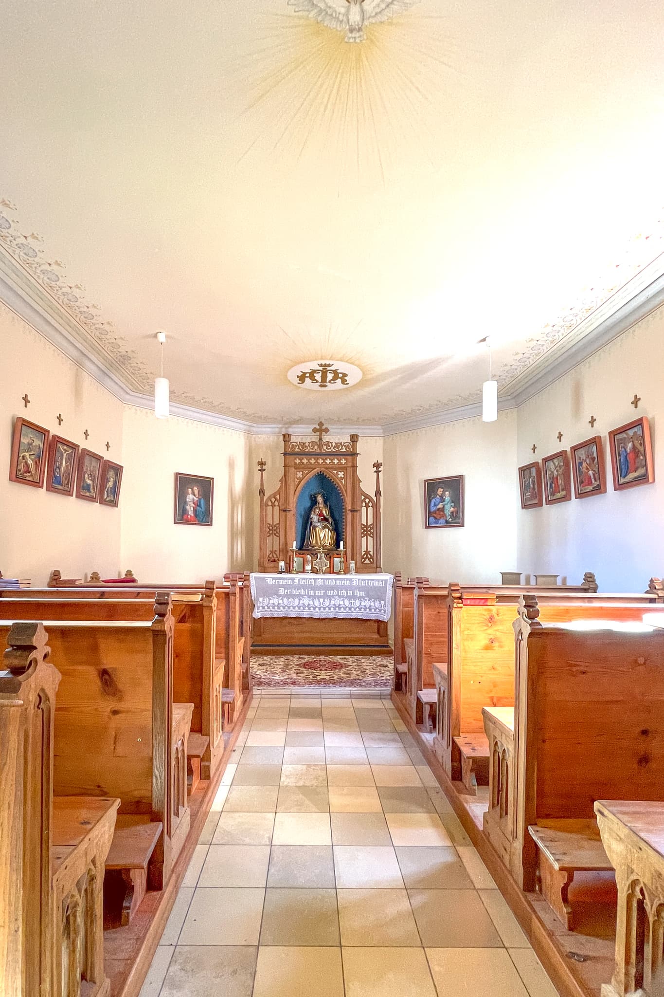 Innenansicht einer Kapelle in Lapperding, Johanniskirchen, Landkreis Rottal-Inn, Niederbayern, Deutschland. Zeigt Altar, Holzbänke, Region Holzland.