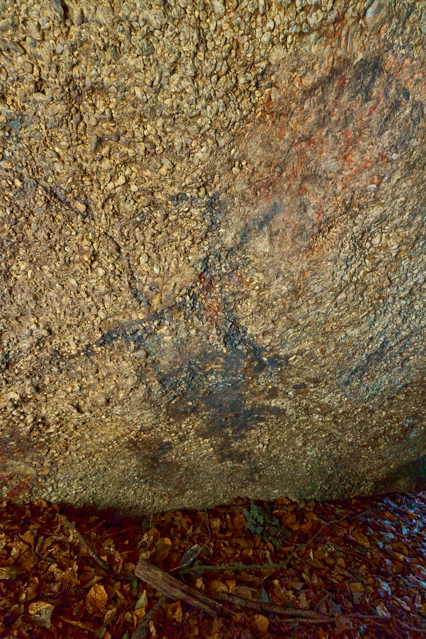 Teufelsfelsen mit Felsenmalerei in Bad Griesbach, Landkreis Passau, Niederbayern, Deutschland. Darstellung auf Felsen.