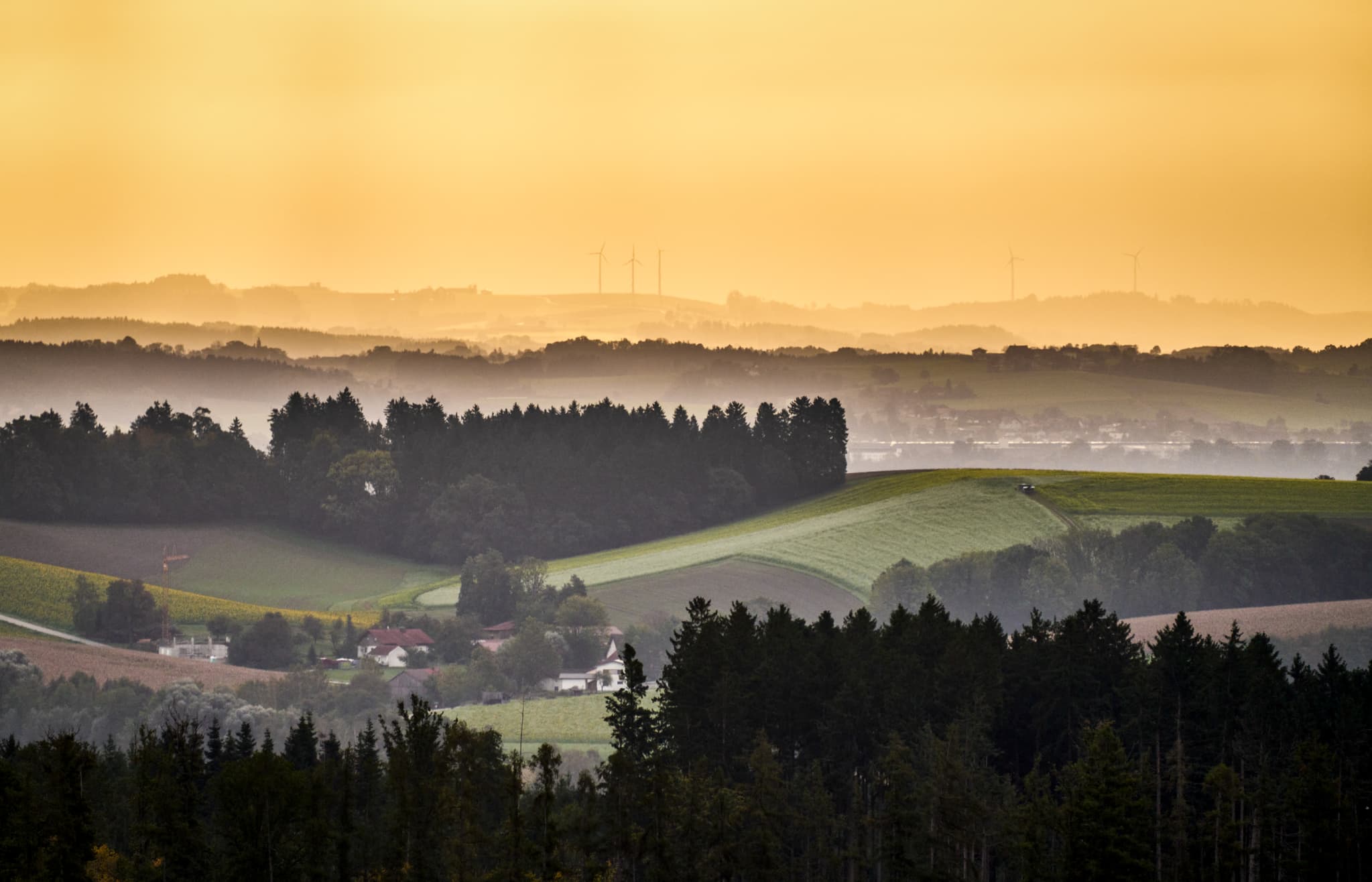 Herbstlandschaft bei Bad Griesbach, Landkreis Passau, Niederbayern, Bayern. Das Bild zeigt sanfte Hügel, Wälder und Felder im goldenen Abendlicht.