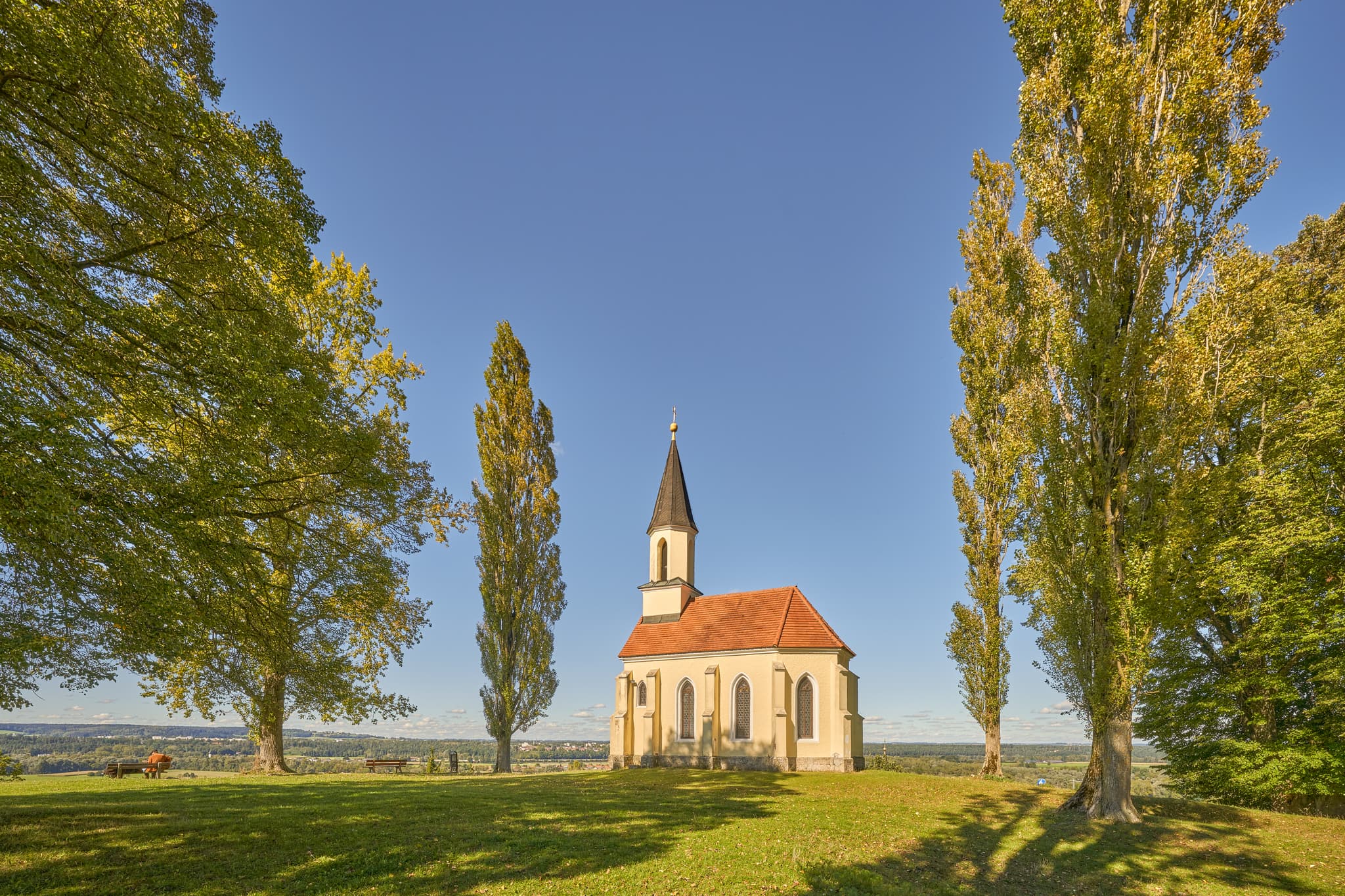 Die Kapelle St. Georg auf dem Schlossberg in Kraiburg am Inn, Landkreis Mühldorf am Inn, Oberbayern, Deutschland, prägt die Landschaft der Inn-Salzach Region.
