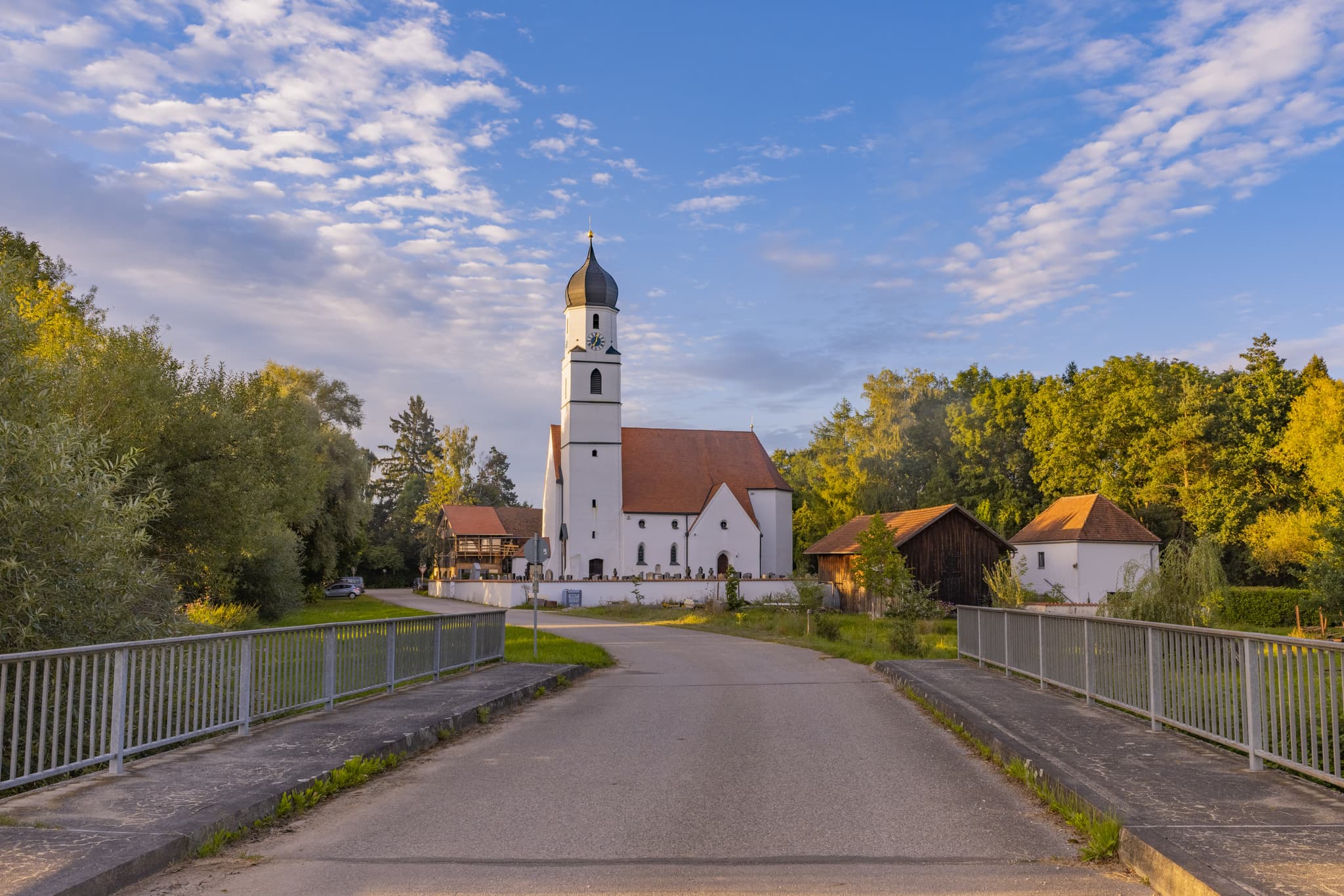 Filialkirche St. Martin in Dirnaich, Ortsteil Gangkofen, Landkreis Rottal-Inn, Niederbayern, Deutschland. Eine Brücke führt über die Bina. Lage im Holzland.