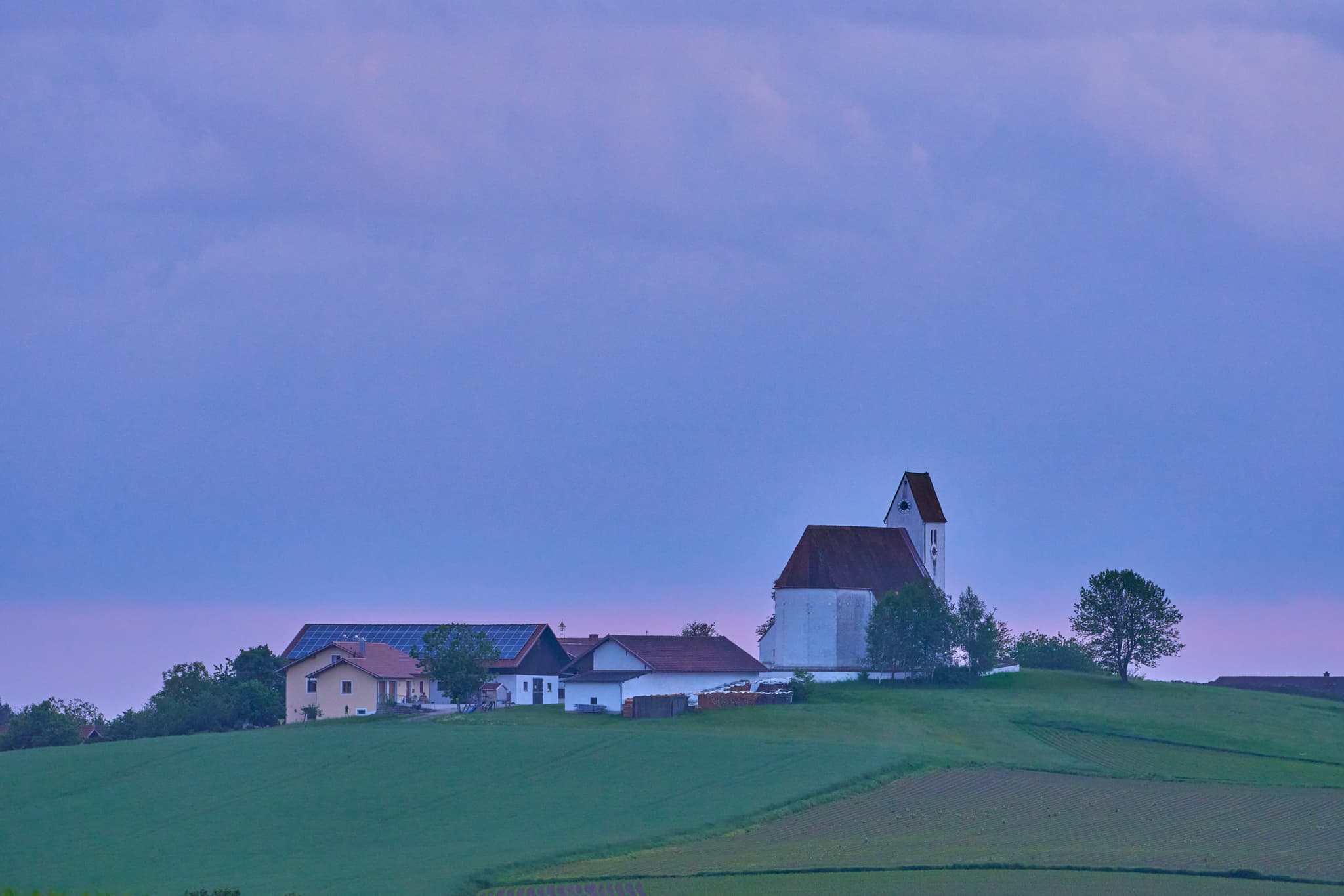 Kirche St. Georgenberg in Pleiskirchen, Altötting, Oberbayern, in der Inn-Salzach-Region Deutschlands. Es ist ein regionales Fotomotiv mit ländlicher Kulisse.