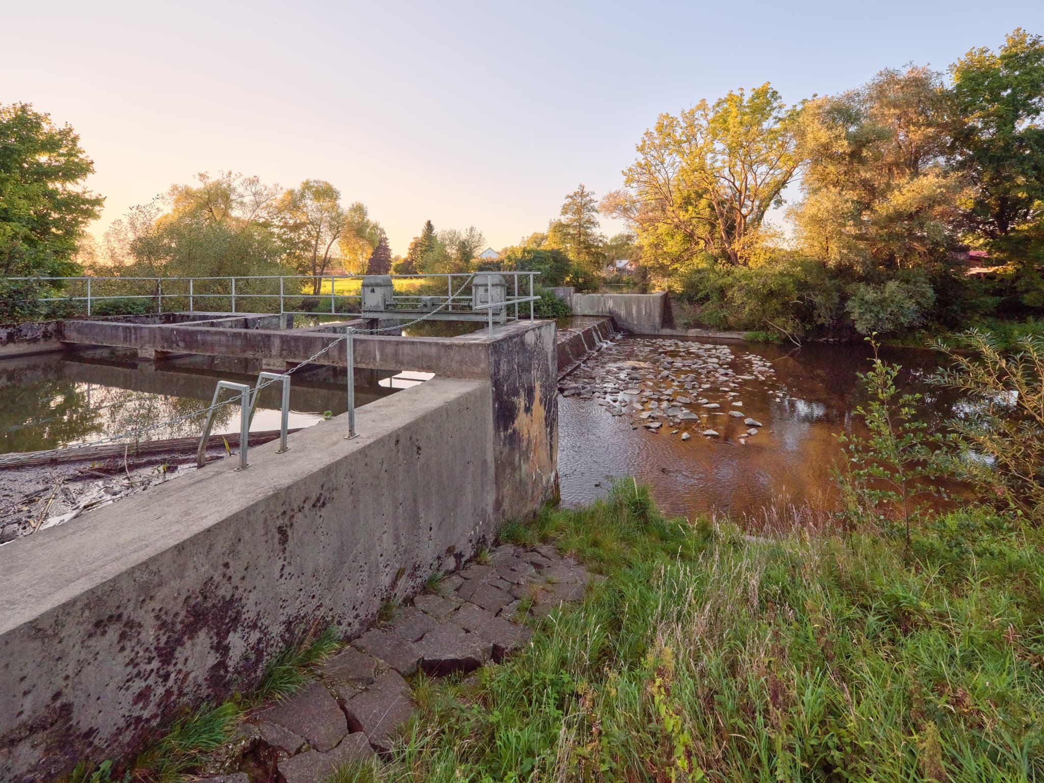 Wehr und Wasserfall an der Rott bei Löfflmühle, Hebertsfelden, Landkreis Rottal-Inn. Teil der Region Holzland in Niederbayern, Deutschland, mit üppiger Natur.
