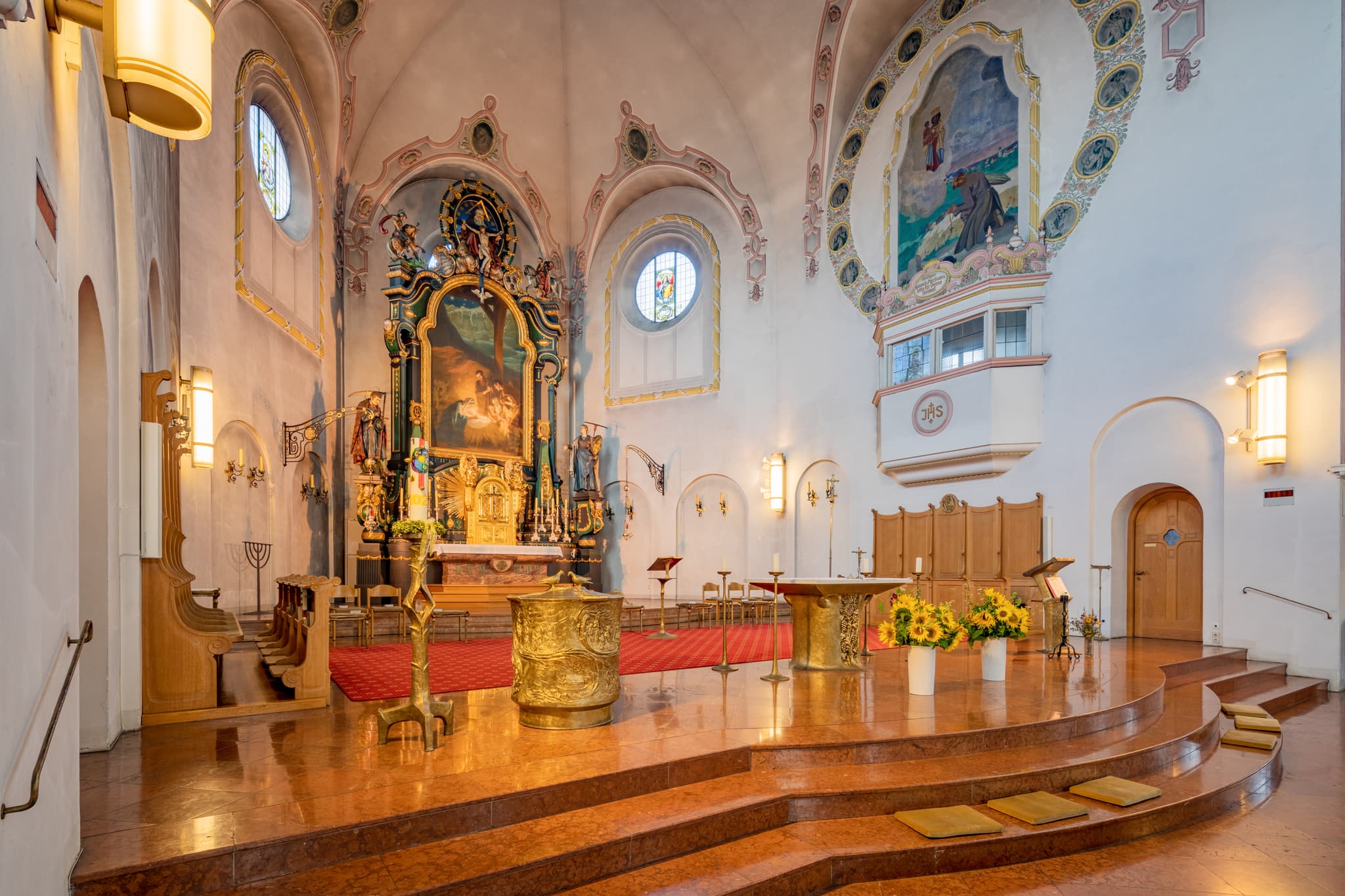 Stadt Pfarrkirche Heilige Familie in Bad Griesbach, Landkreis Passau, Niederbayern, Bayern. Das Bild zeigt die Kirchenbänke und die Deckenmalerei.