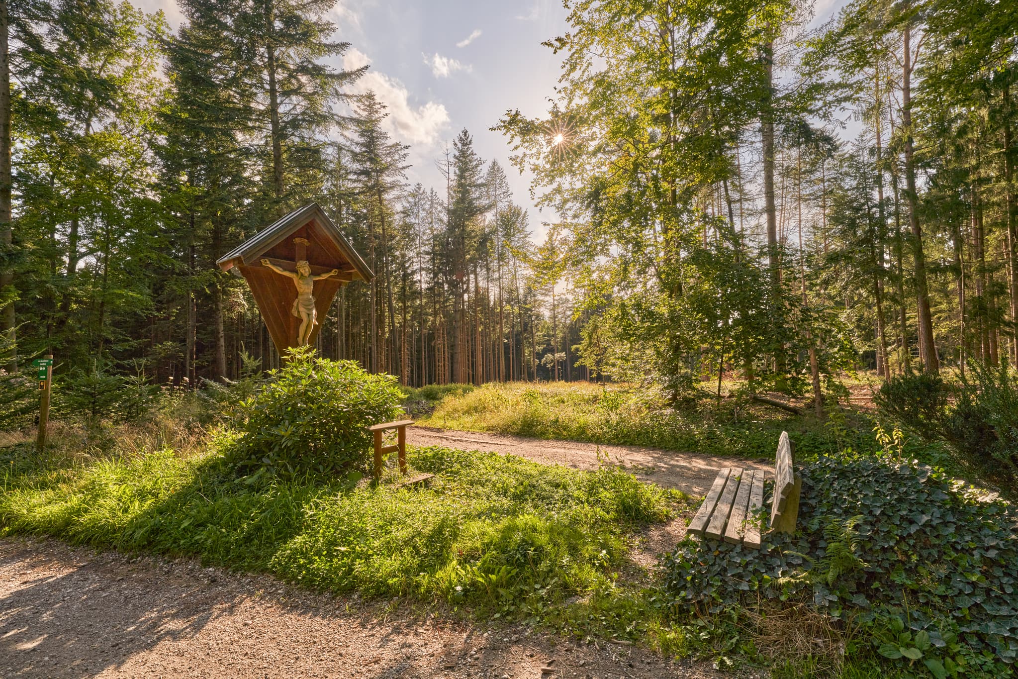 Wegkreuz im Wald bei Schellenberg, Simbach am Inn. Rottal-Inn, Niederbayern, Holzland/Bäderdreieck, Bayern, Deutschland.