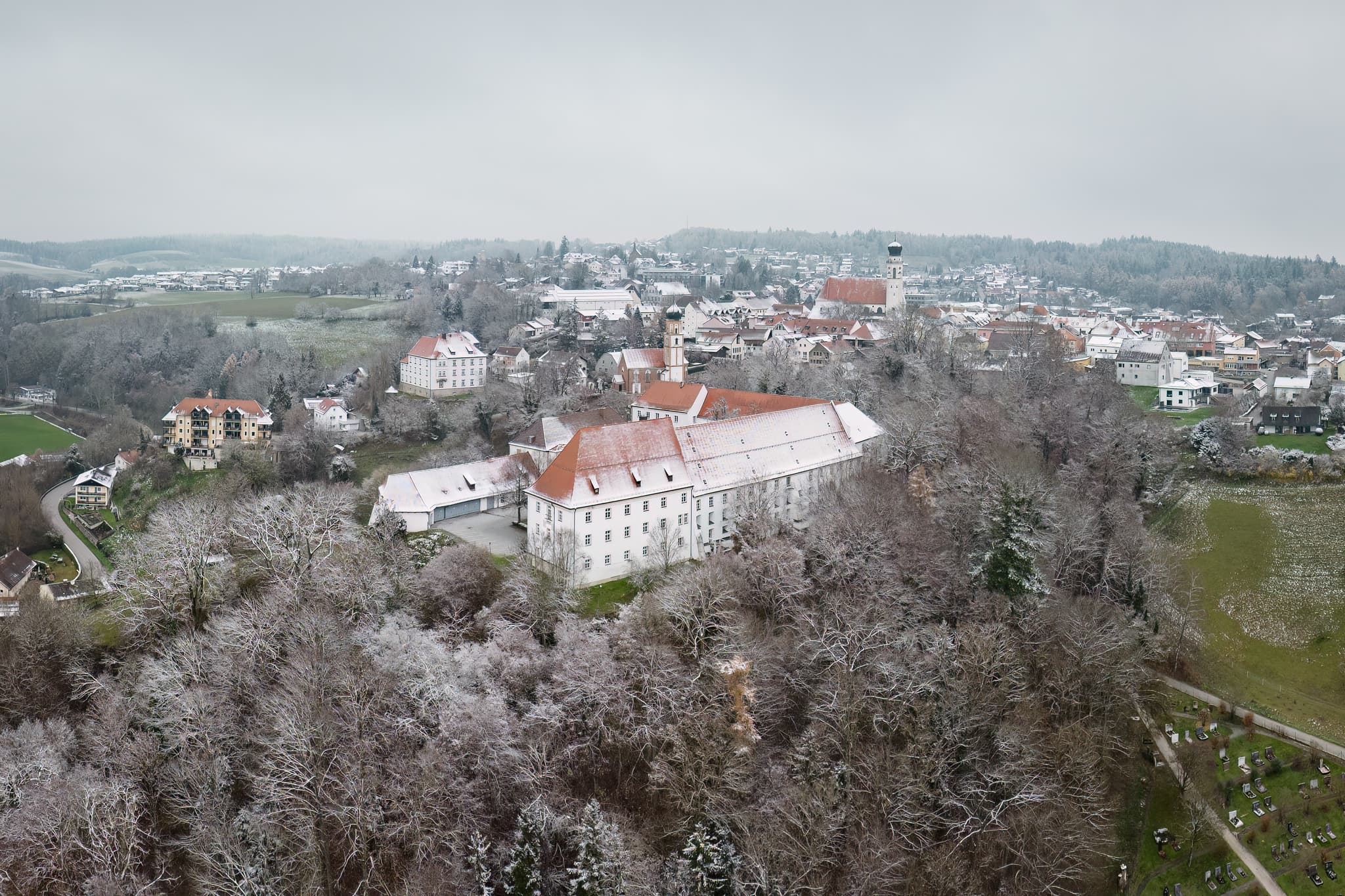 Winterliches Luftbild der Stadt Bad Griesbach im Rottal, Landkreis Passau, Niederbayern, Deutschland.