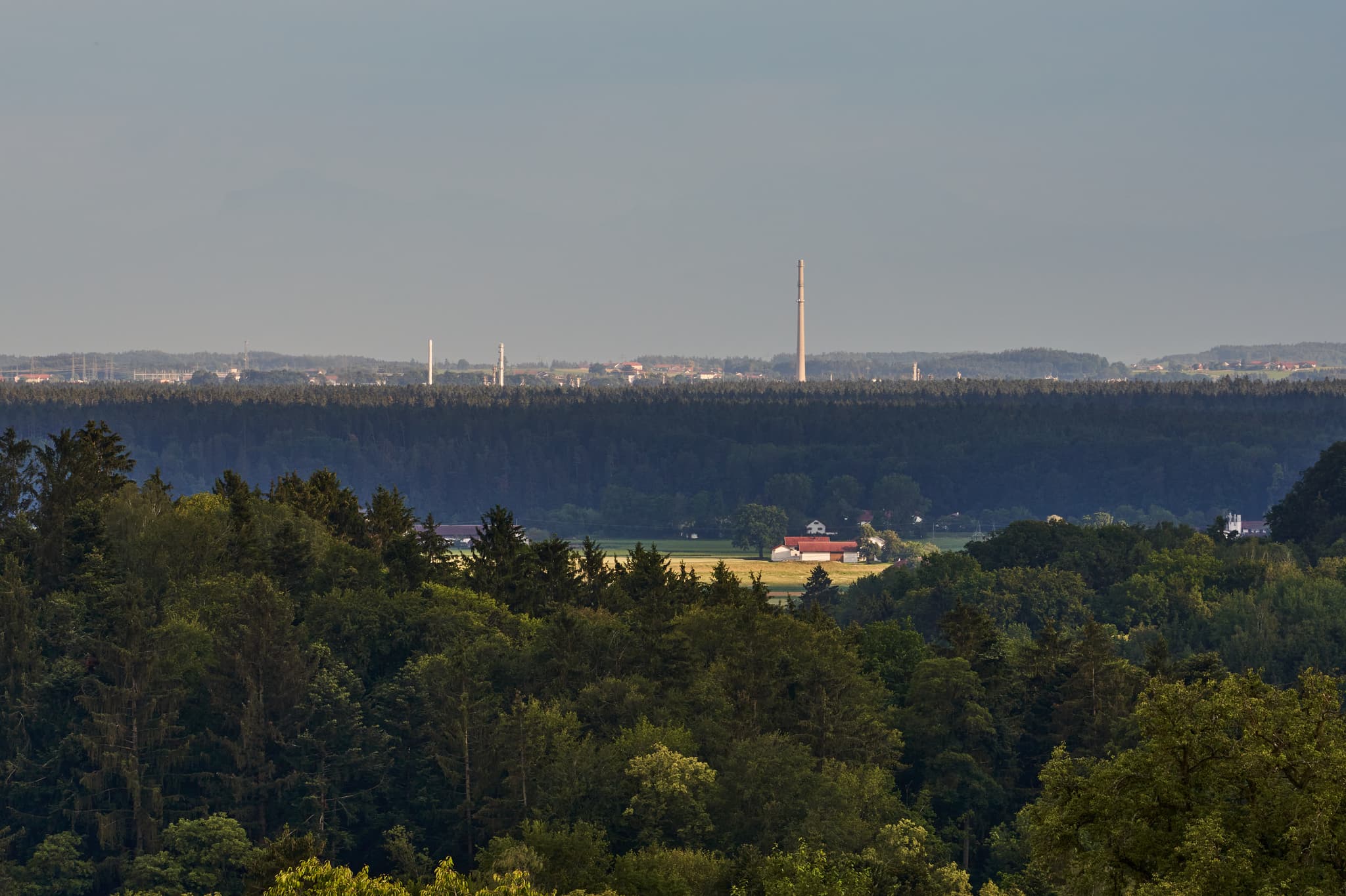 Blick von Großillenberg, Reischach, Landkreis Altötting, Oberbayern. Die weite Landschaft zeigt Wälder, Hügel und einen Hof. Region Inn-Salzach, Deutschland.