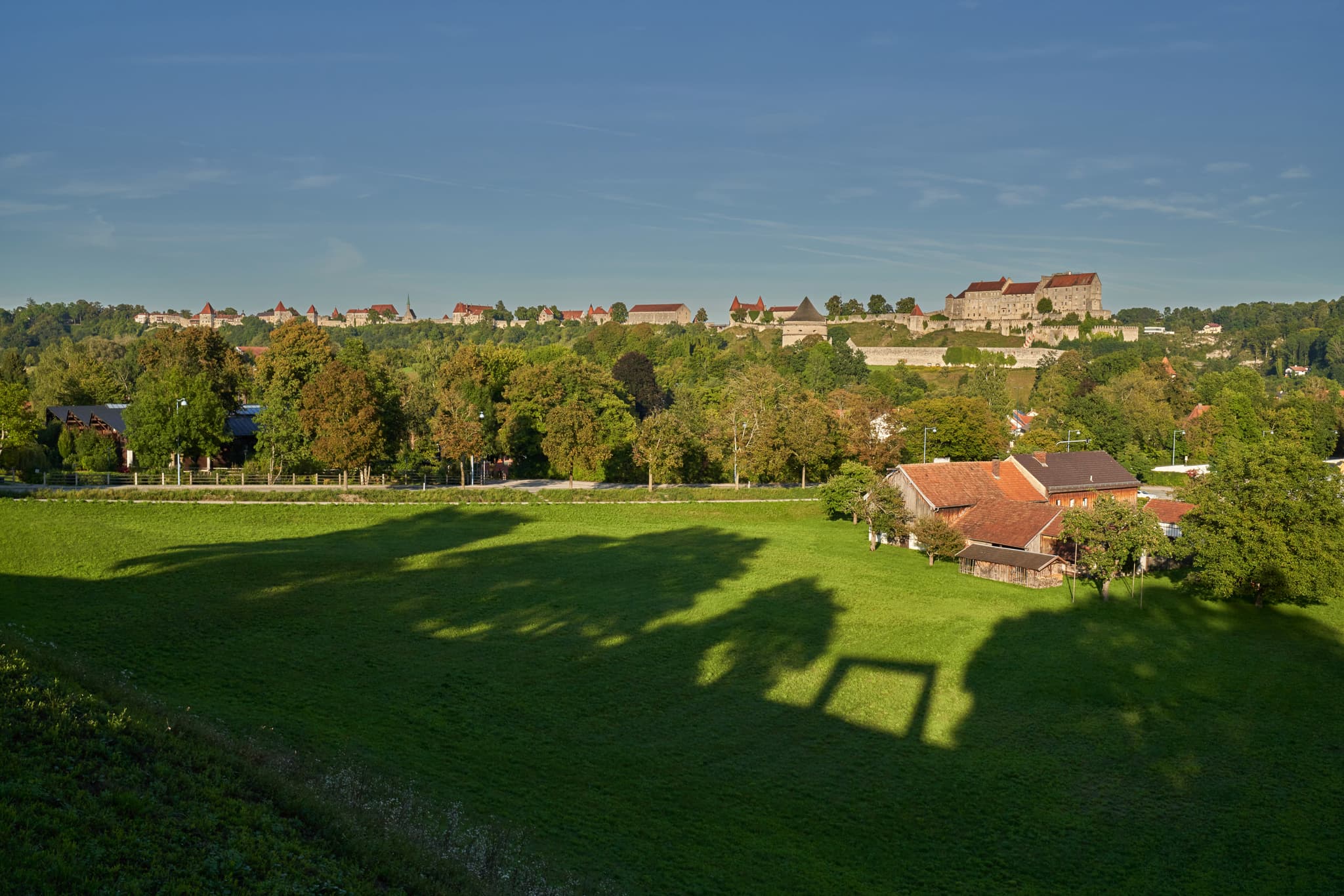 Ansicht der Burg Burghausen von Napoleonshöhe, mit grünen Feldern und Schattenwurf. Ort Burghausen, Landkreis Altötting, Oberbayern, Inn-Salzach, Deutschland.