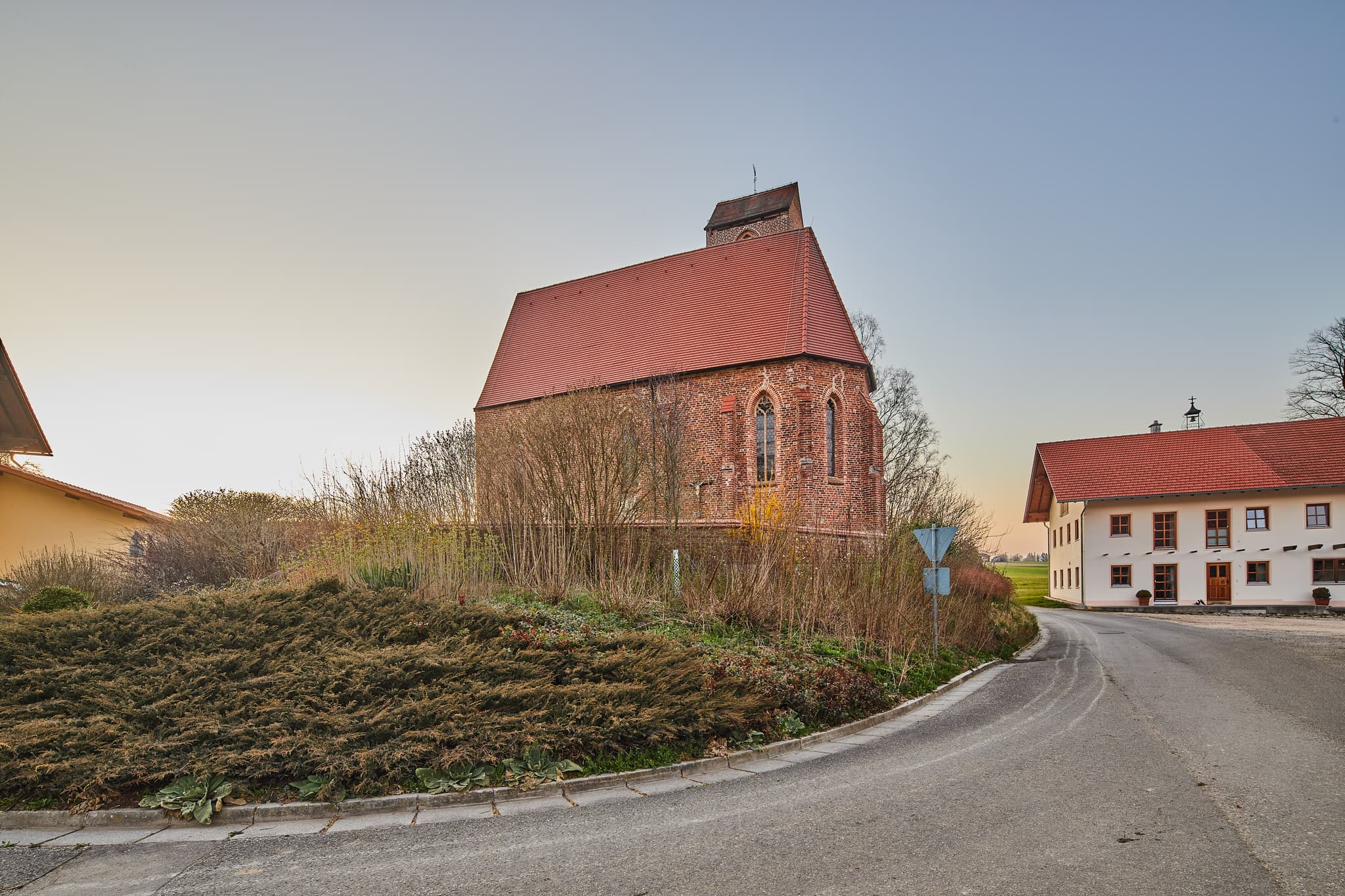 Die Filialkirche St. Johannes der Täufer in Gehersdorf, Zeilarn, Rottal-Inn, Niederbayern, Deutschland.