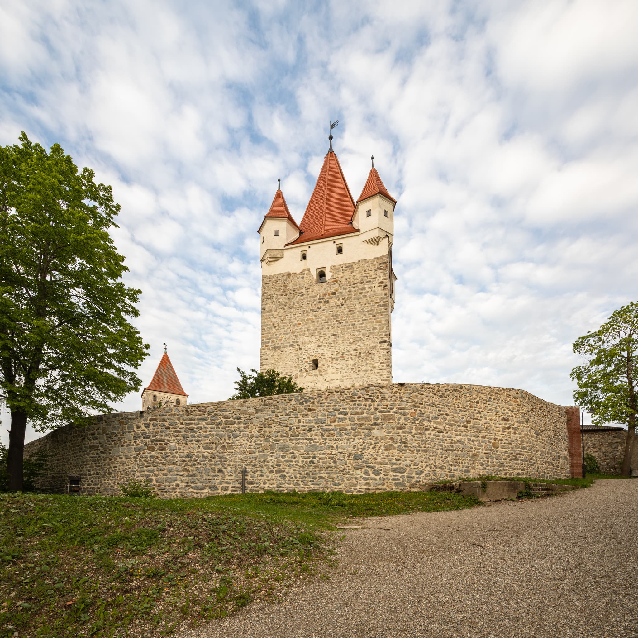 Historischer Schlossturm und Burgturm in Haag, Landkreis Mühldorf am Inn, Oberbayern. Das Bauwerk der Inn-Salzach-Region, Deutschland, zeigt seine Architektur.