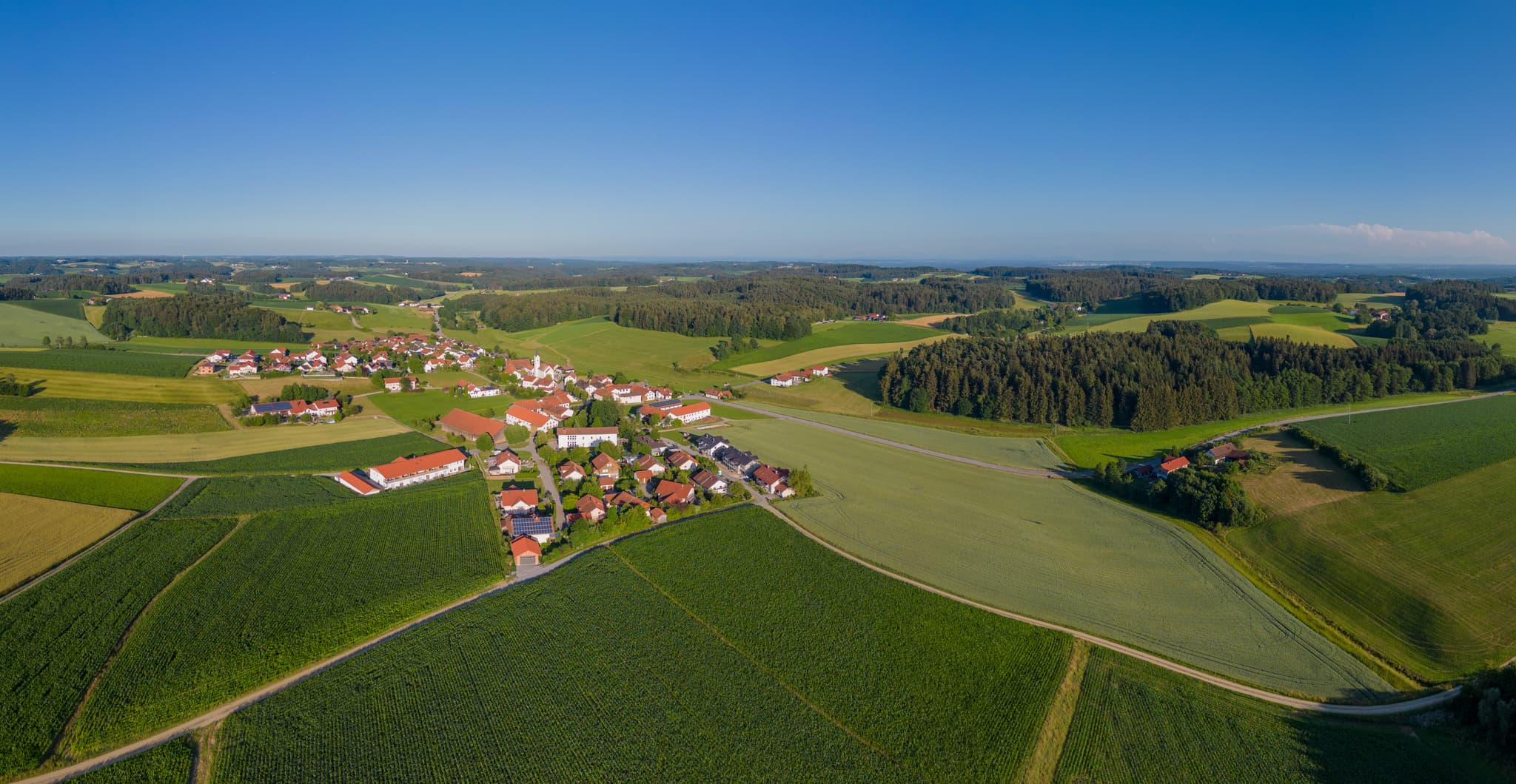 Luftaufnahme von Erlbach im Landkreis Altötting, Oberbayern. Dorf umgeben von Feldern und Wäldern im Inn-Salzach-Gebiet, Deutschland. Weite Landschaft.