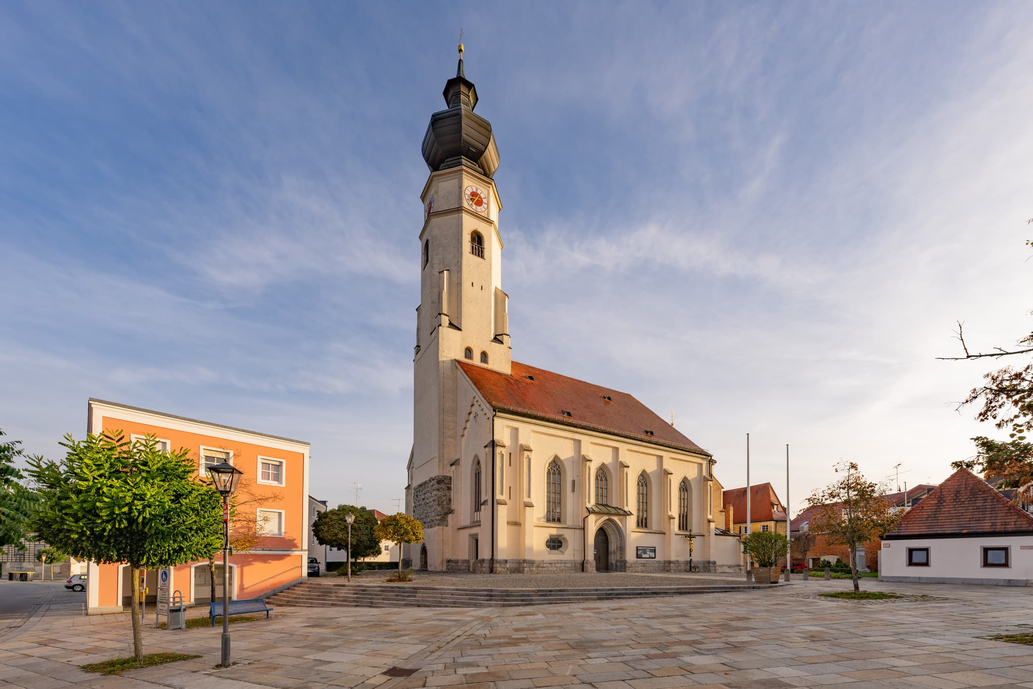 Pfarrkirche St. Stephanus in Triftern, Landkreis Rottal-Inn, Niederbayern, Holzland/Bäderdrieck, Bayern, Deutschland. Die Kirche prägt das Ortsbild.