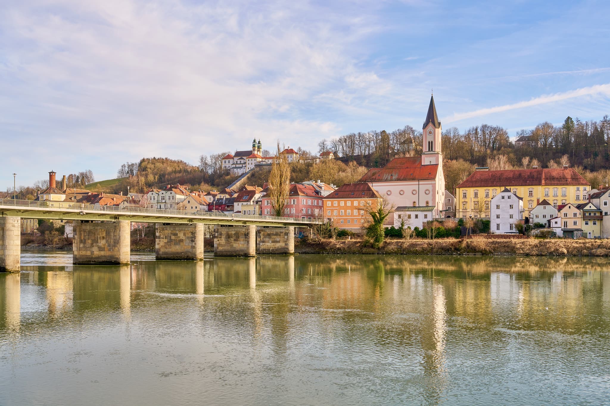 Aussicht auf die Innpromenade und die Innstadt in Passau, Niederbayern. Entdecke die Schönheit der Domstadt und eine der schönsten Städtetouren in Deutschland.