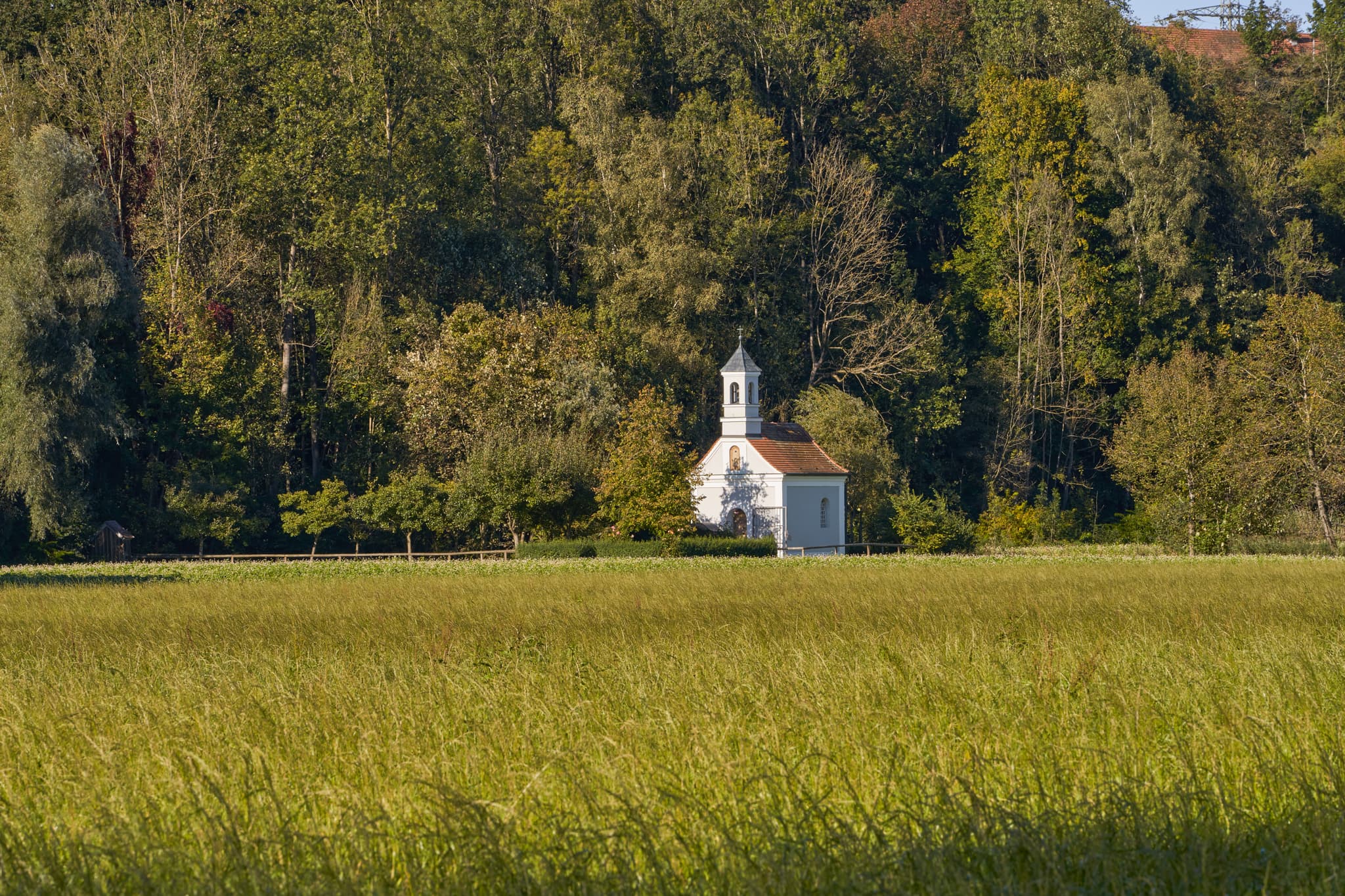 Kronwidl Kapelle in Ecksberg, Mühldorf, Landkreis Mühldorf am Inn, Oberbayern. Eingebettet in weite Wiesen und Wälder der Inn-Salzach Region in Deutschland.