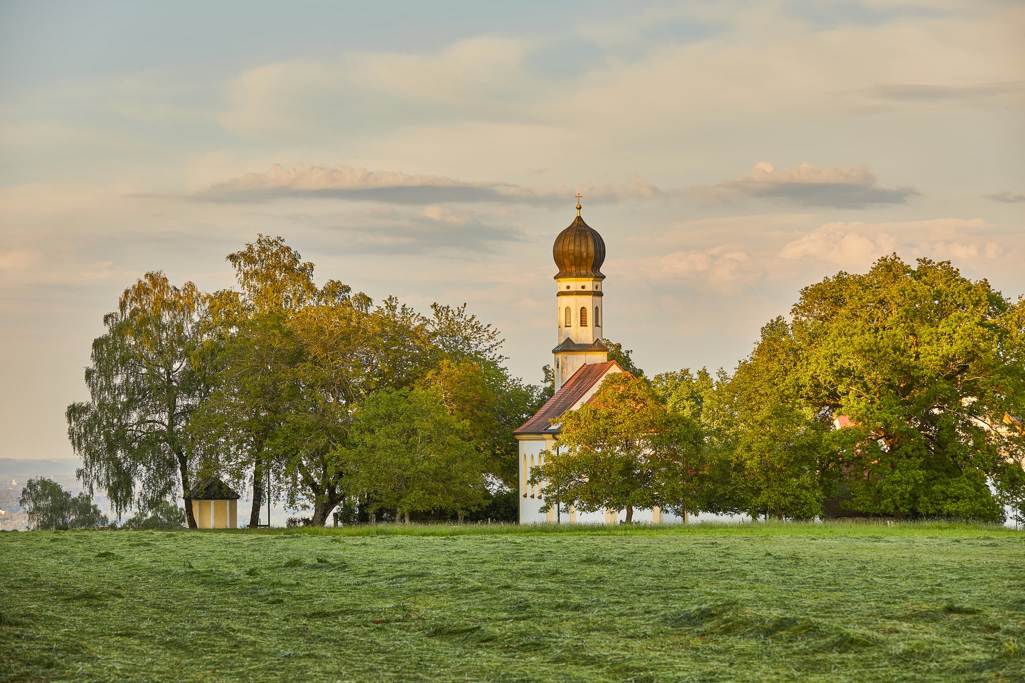 Winterberg Kirche in Gars am Inn, Mühldorf am Inn, Oberbayern, Deutschland. Kirche umgeben von grünen Wiesen und Bäumen. Region Inn-Salzach.