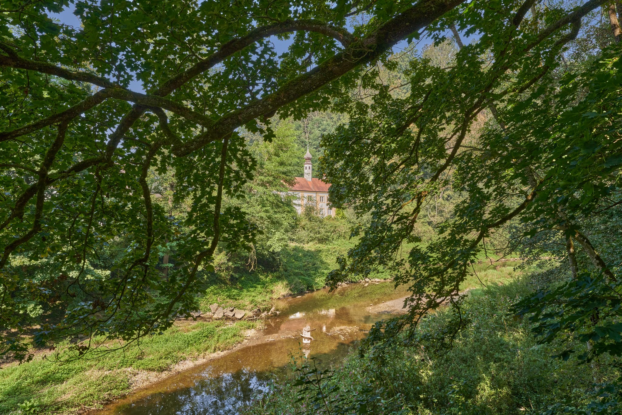 Klausenkirche in Töging am Inn, gelegen im Landkreis Altötting, Oberbayern. Entdecken Sie die Region Inn-Salzach in Deutschland.