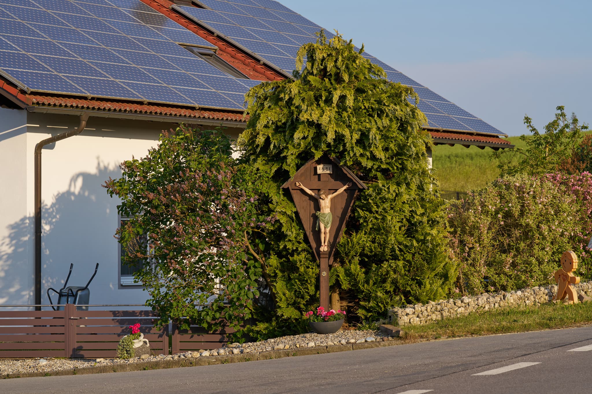Traditionelles Wegkreuz an der Waldberger Straße in Arbing, Ortsteil von Reischach, Landkreis Altötting. Lage: Region Inn-Salzach, Oberbayern, Deutschland.