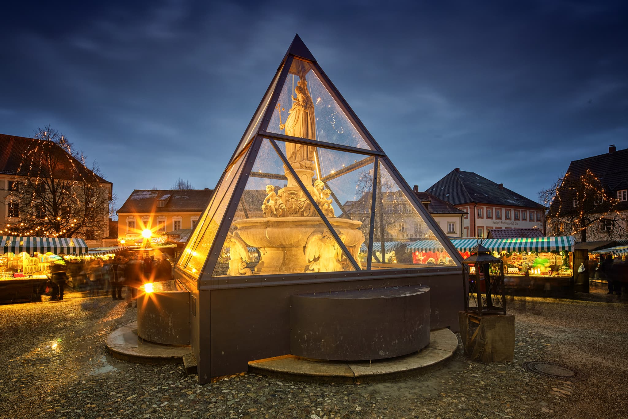 Beleuchtete Einhausung des Marienbrunnens am Kapellplatz in Altötting, Landkreis Altötting, Oberbayern, Region Inn-Salzach, Deutschland.